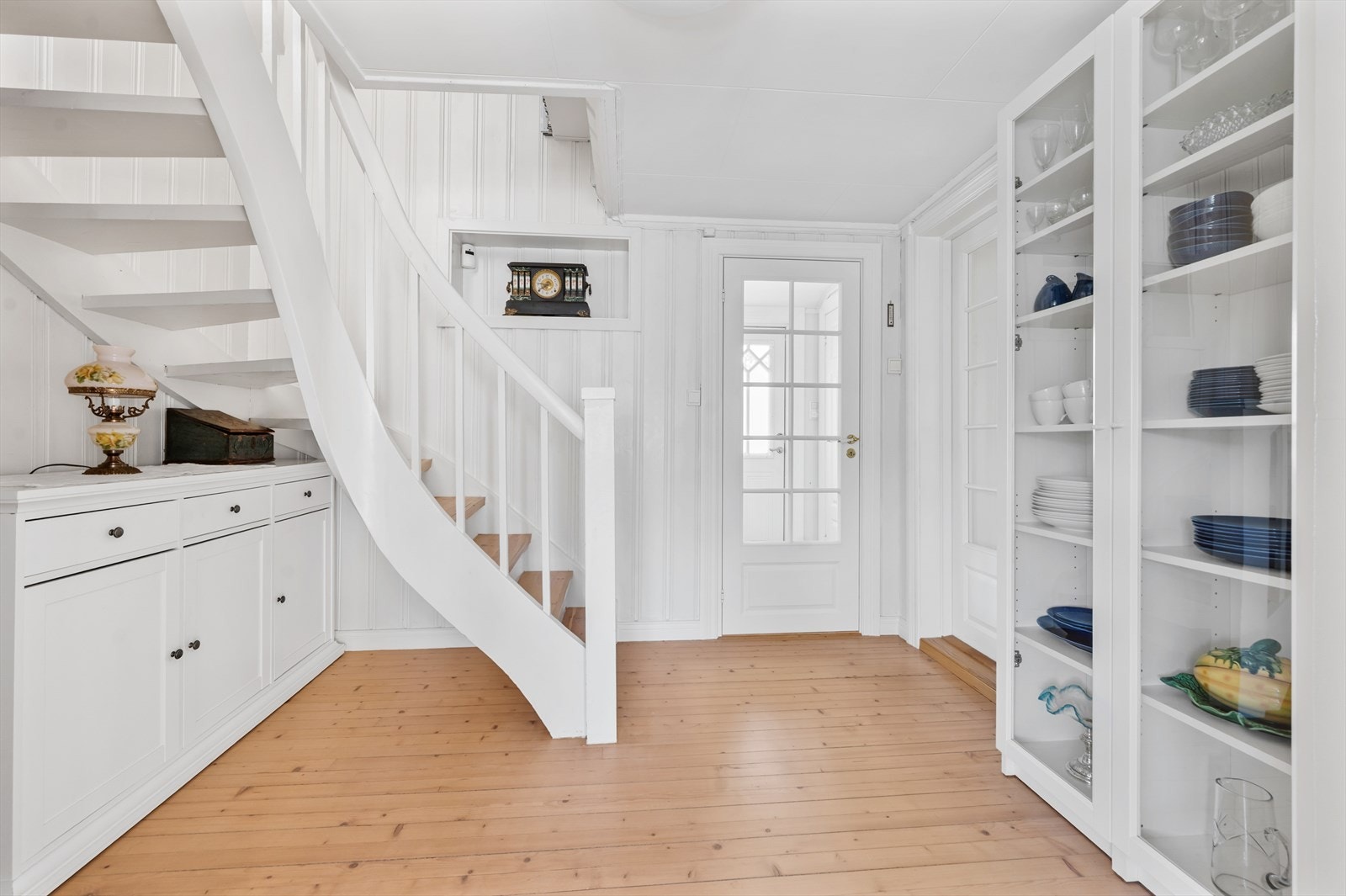 Hall med trapp opp til 2. etasje Galleribilde