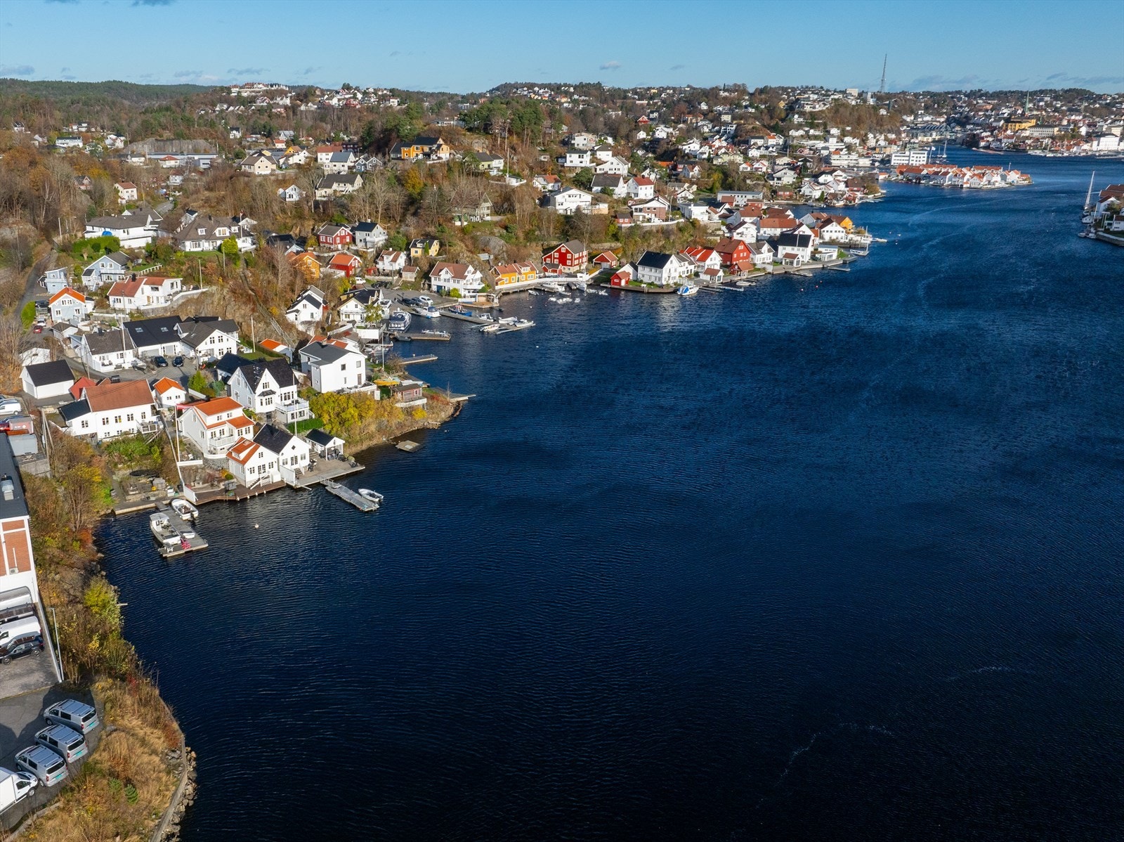 Flott beliggenhet i byfjorden inn mot Arendal sentrum Galleribilde