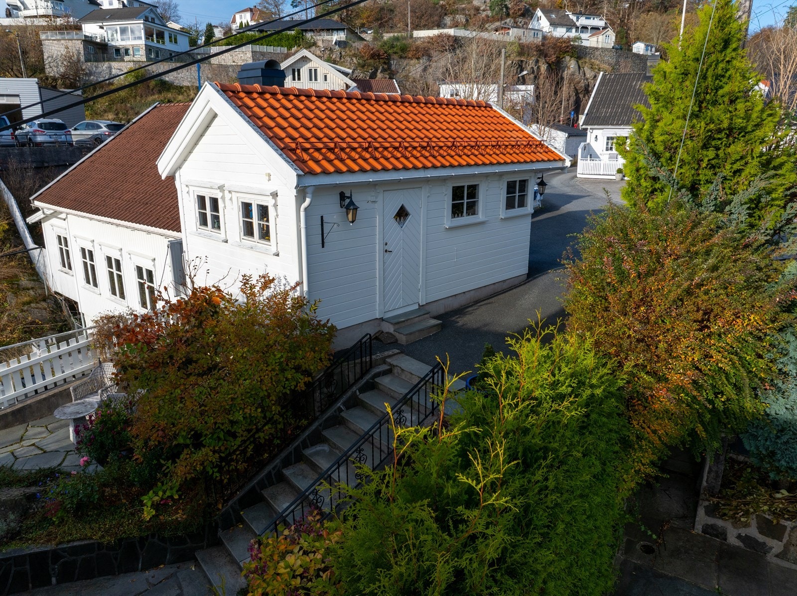 Trapp fra garasje ned mot inngangsparti Galleribilde