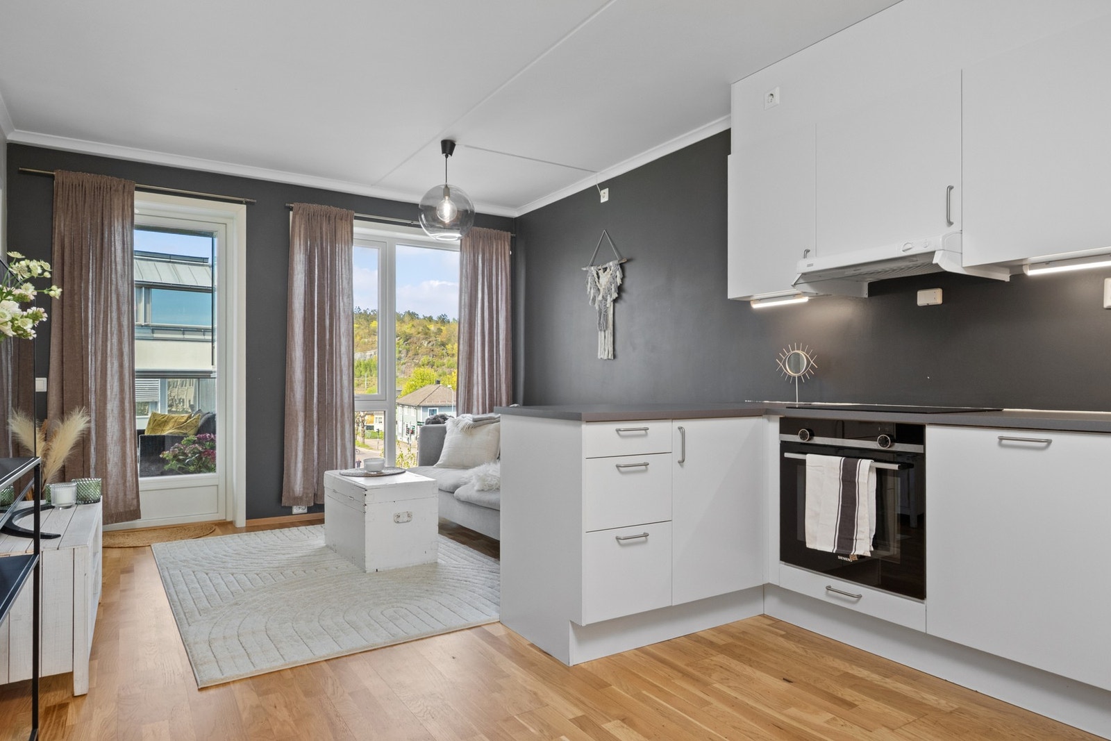 Kjøkkenet har kjøleskap/frys, oppvaskmaskin, stekeovn, platetopp og laminat benkeplate. Galleribilde