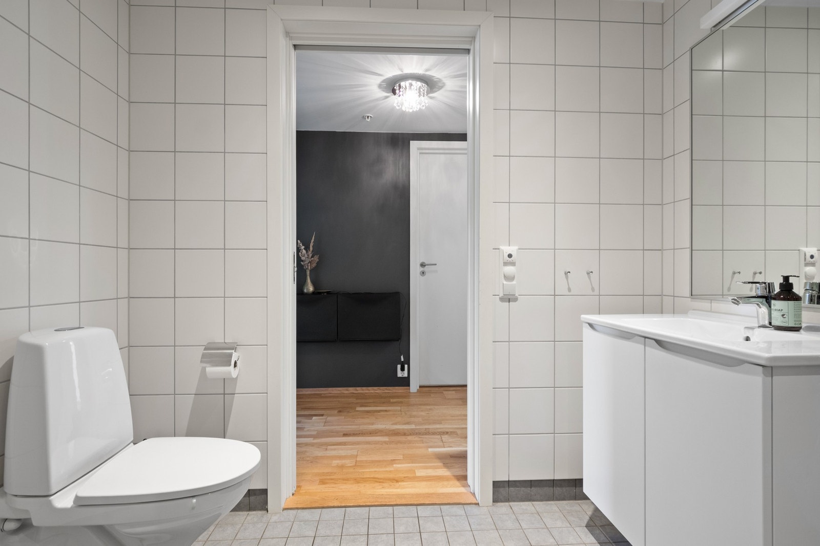 Det er flis på vegg og malte stålplater på innvendig tak Galleribilde