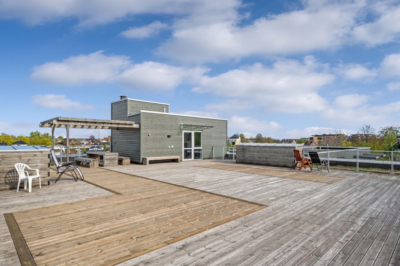 Felles takterrasse med gode solforhold og hyggelige oppholdssoner. Galleribilde