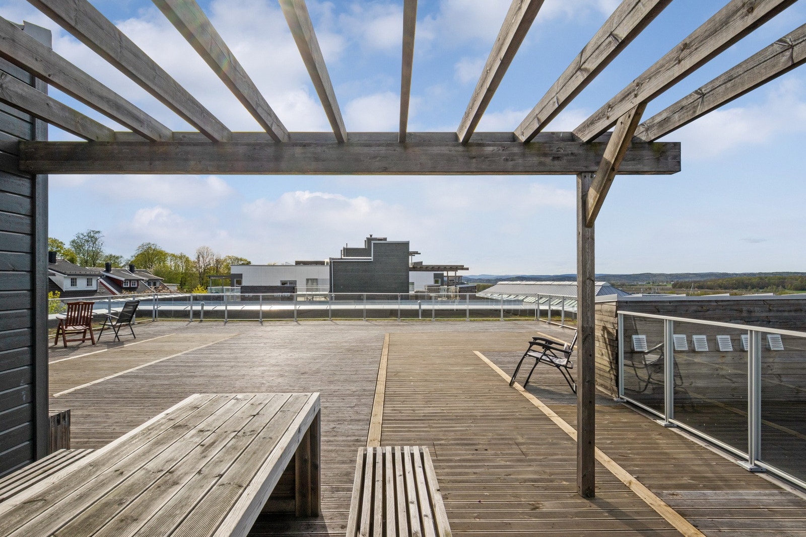 Romslig felles takterrasse med hyggelige oppholdssoner, gode solforhold og flott utsyn over nærområdet. Galleribilde
