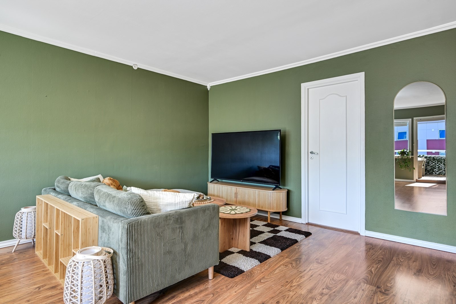 Stuen har god plass til en romslig sofagruppe. Gulvet er belagt med laminat. Galleribilde