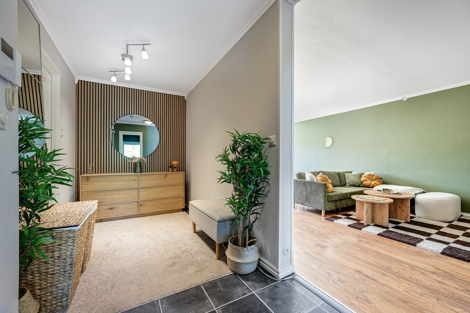 Entréen ønsker velkommen med en moderne spilevegg som gir et godt førsteinntrykk. Galleribilde