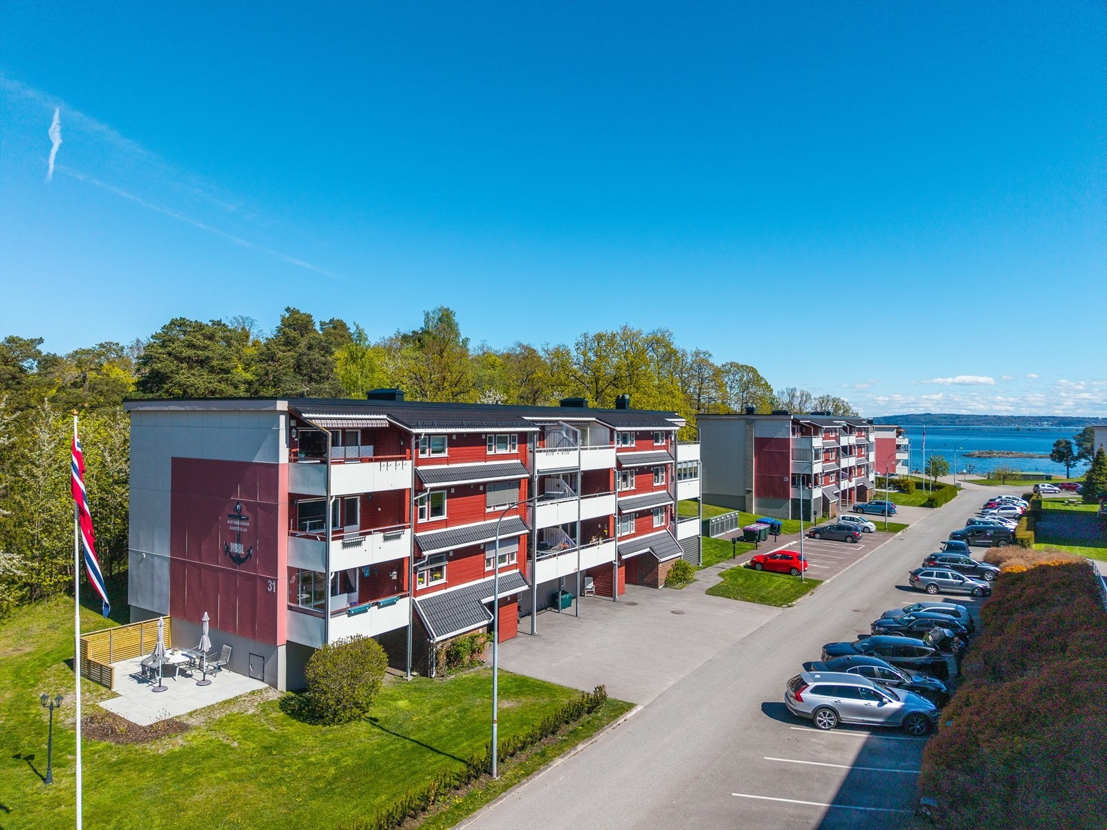 Leiligheten ligger i Kjølhalskogen Borettslag, som består av 84 boliger. Galleribilde