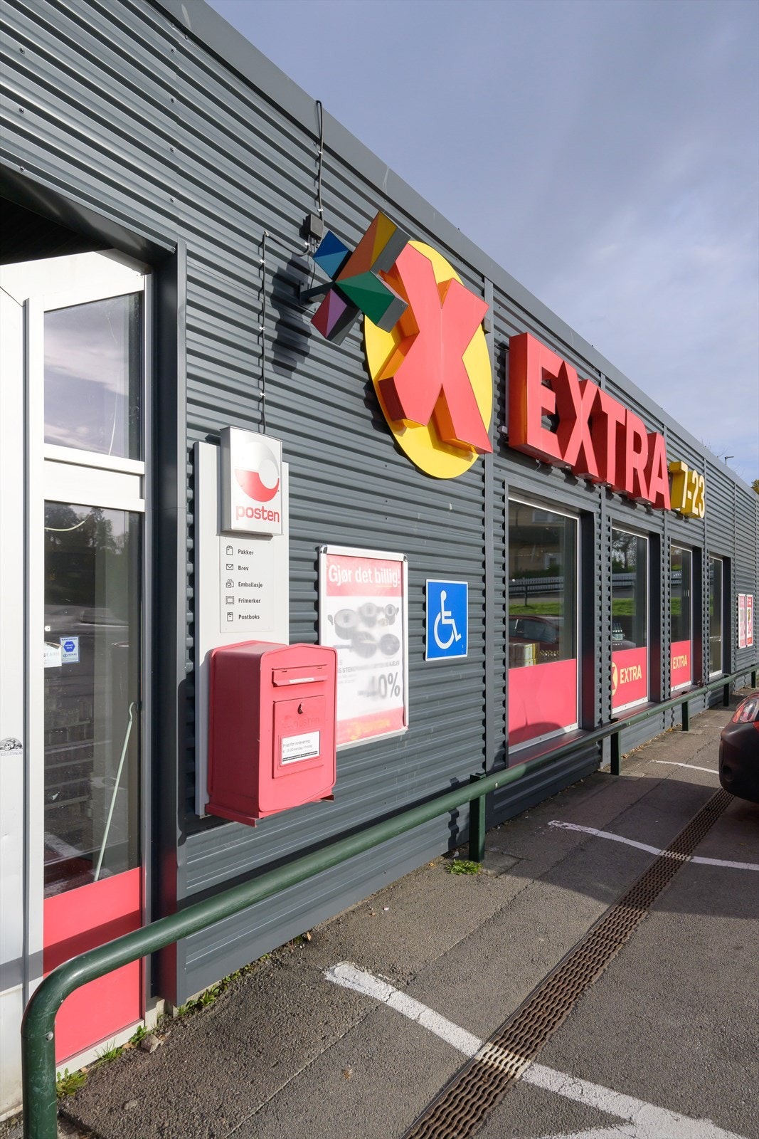 Coop Extra Bekkajordet ligger kun fire minutters gange unna, og tilbyr også Post i butikk. Galleribilde