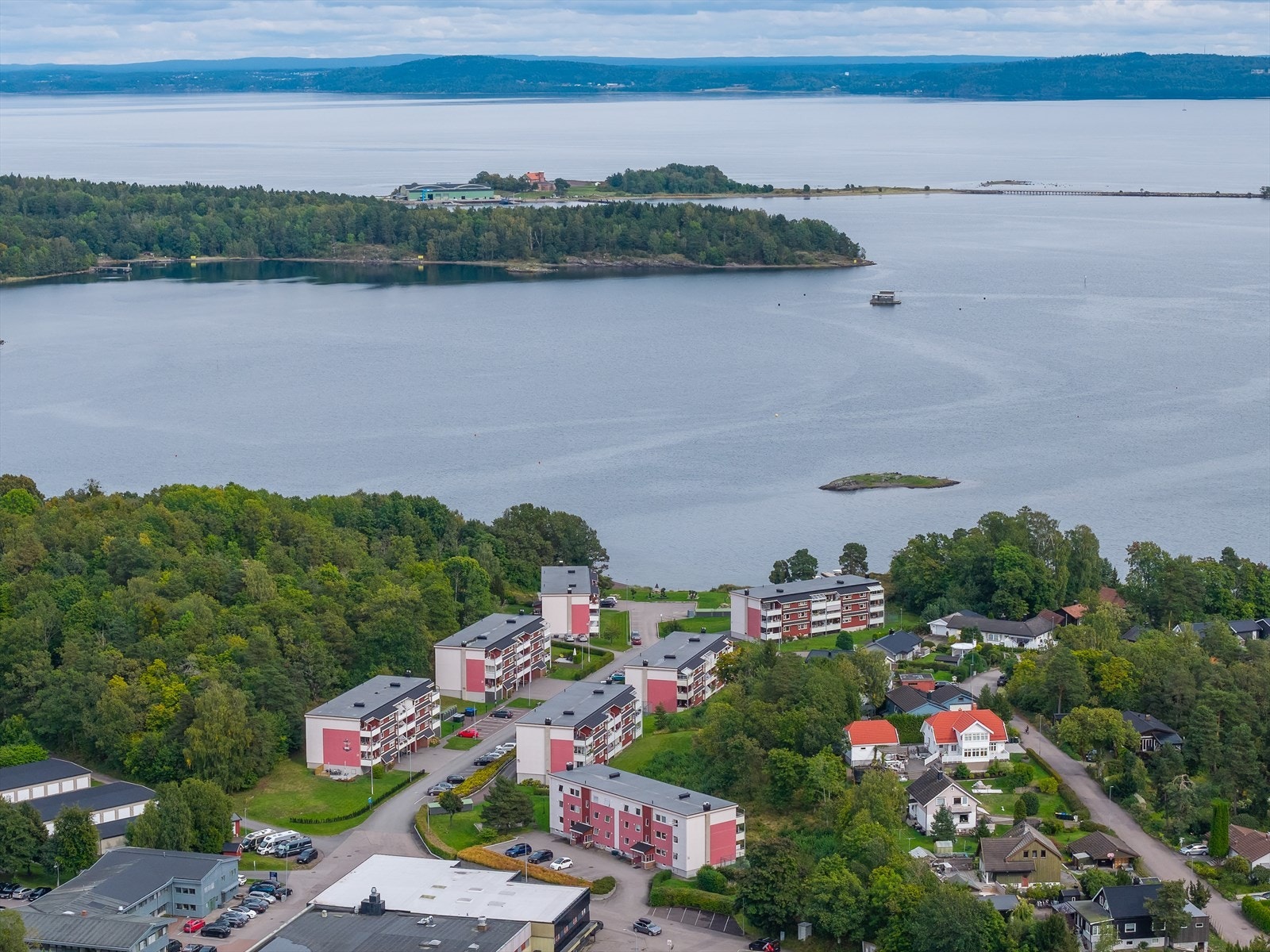 Oversikt over Kjølhalskogen Borettslag og den sjønære beliggenheten. Galleribilde
