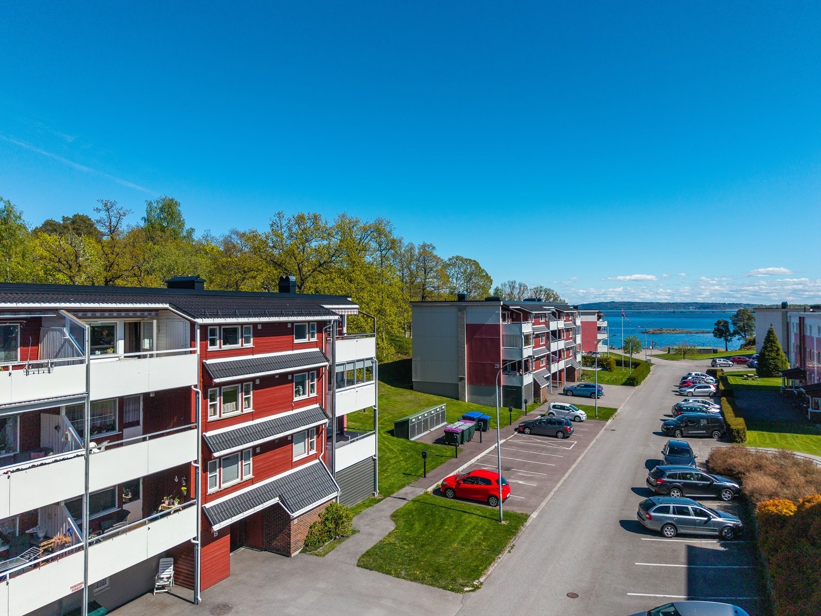 Bygget er fra 1969 med bærende konstruksjoner og etasjeskillere i betong. Galleribilde