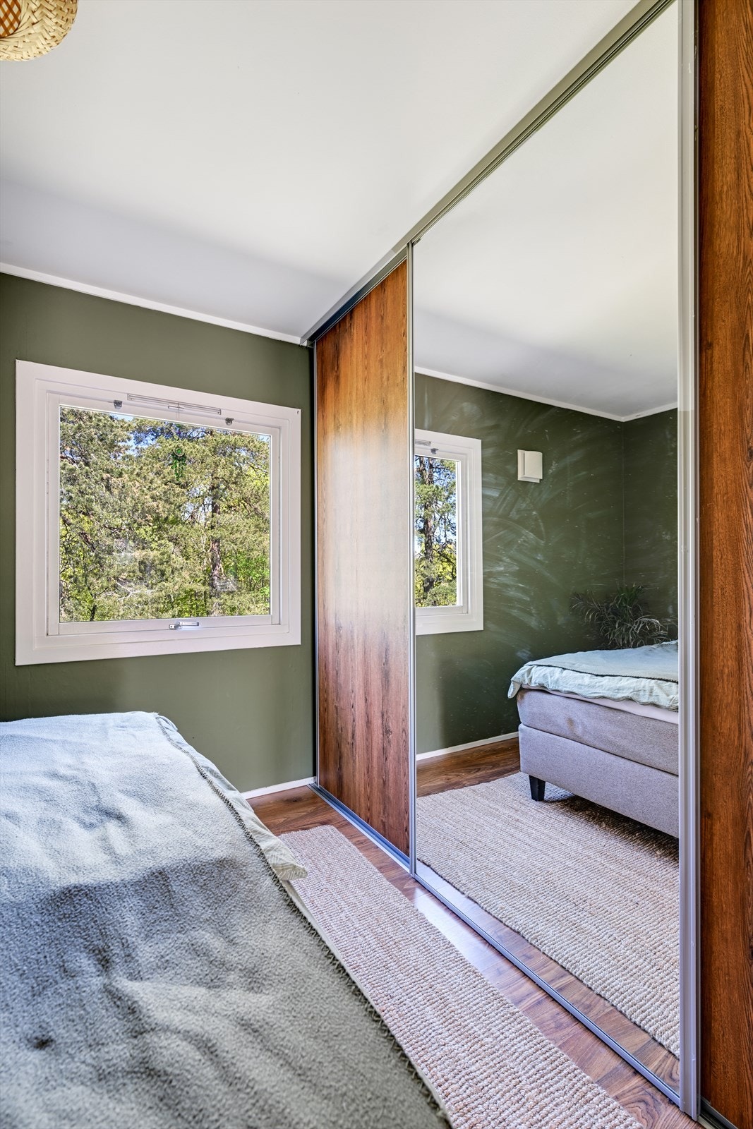 Skyvedørsgarderobe med speilfronter gir rikelig med oppbevaringsplass og en god romfølelse. Galleribilde