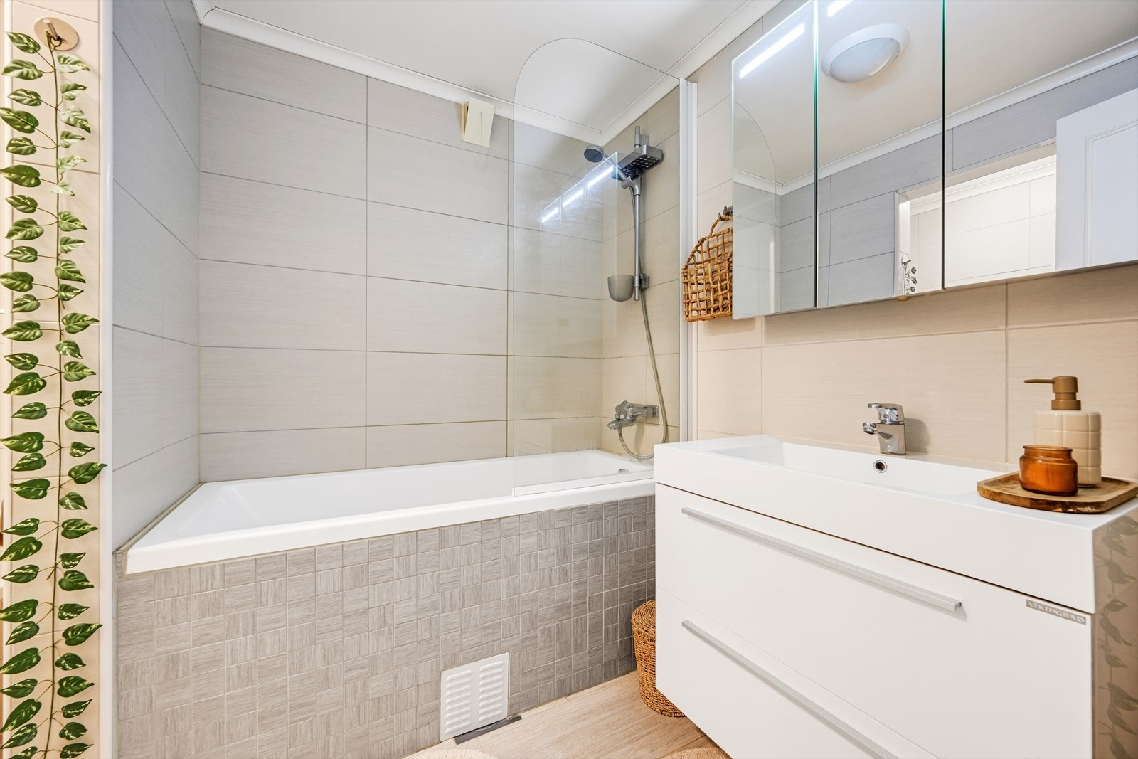 Badet ble oppgradert i 2014 og har flislagt gulv med elektriske varmekabler. Galleribilde