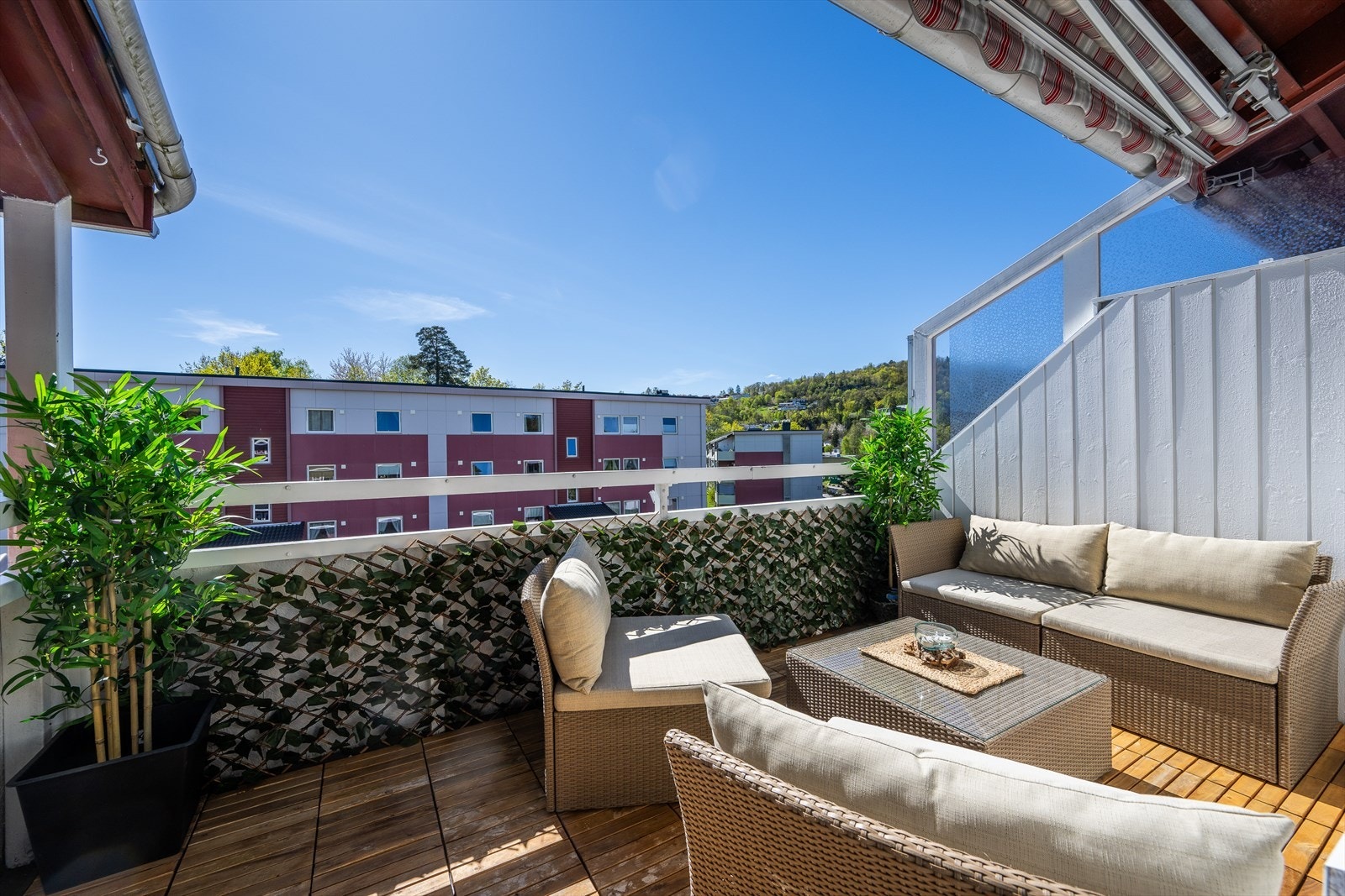 Balkongen på 9 m² har god plass til en sittegruppe og er et fint uterom i sommerhalvåret. Galleribilde