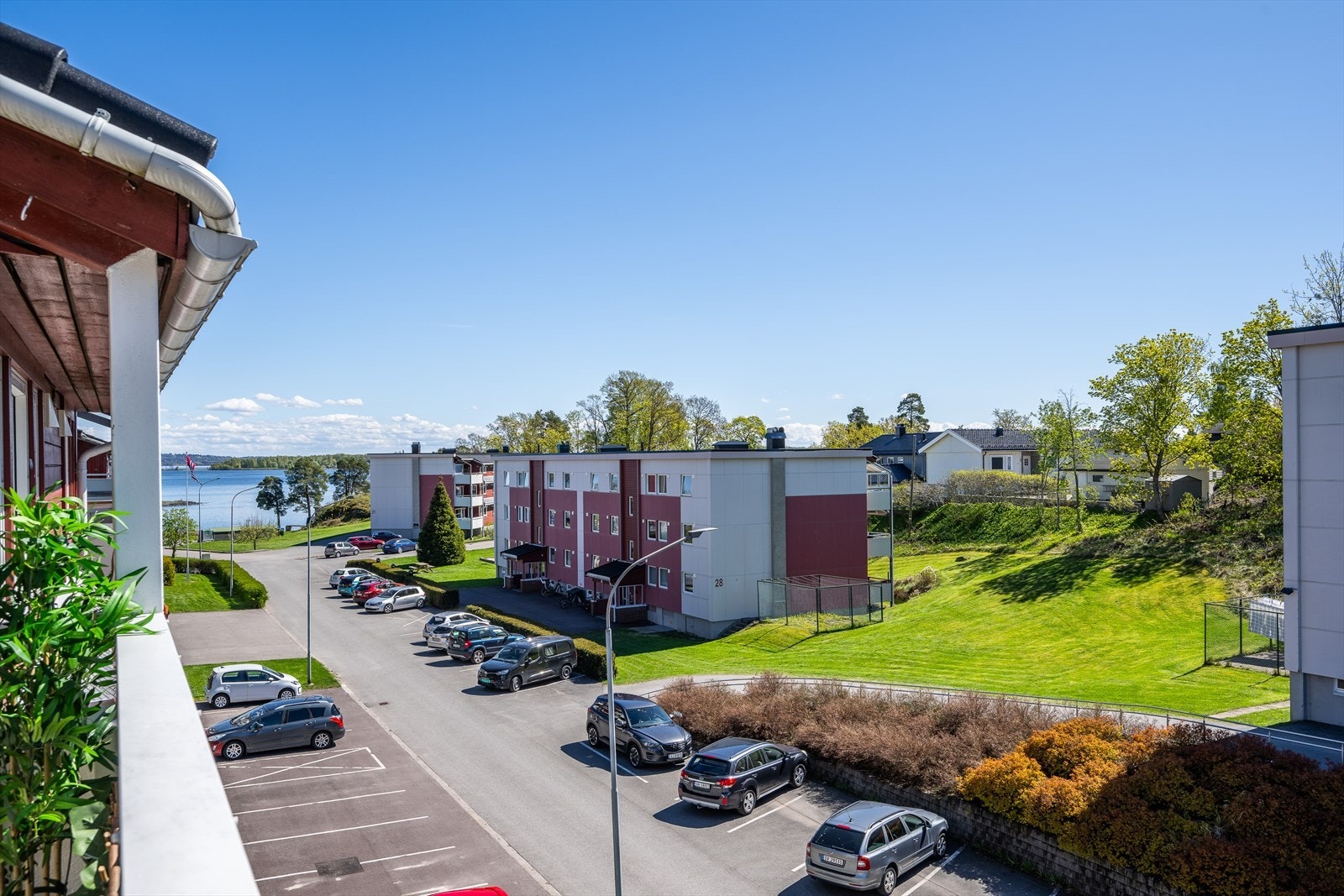 Fra leiligheten er det utsyn over nærområdet og glimt av sjøen. Galleribilde