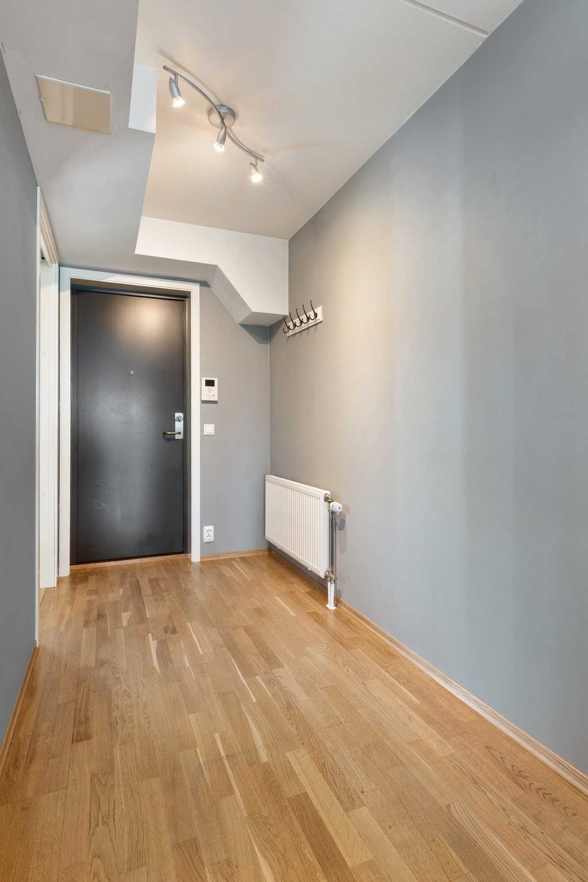 Leiligheten ligger i byggets fjerde etasje og har adkomst via svalgang, med heis- og trapperom. Galleribilde