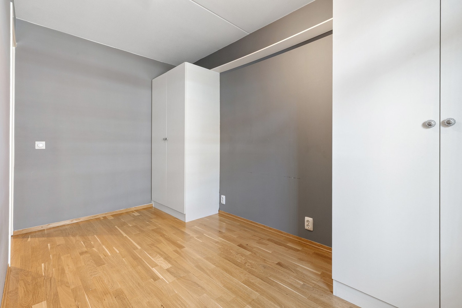 Her er det god plass til seng, og rommet er innredet med praktiske garderobeskap. Galleribilde