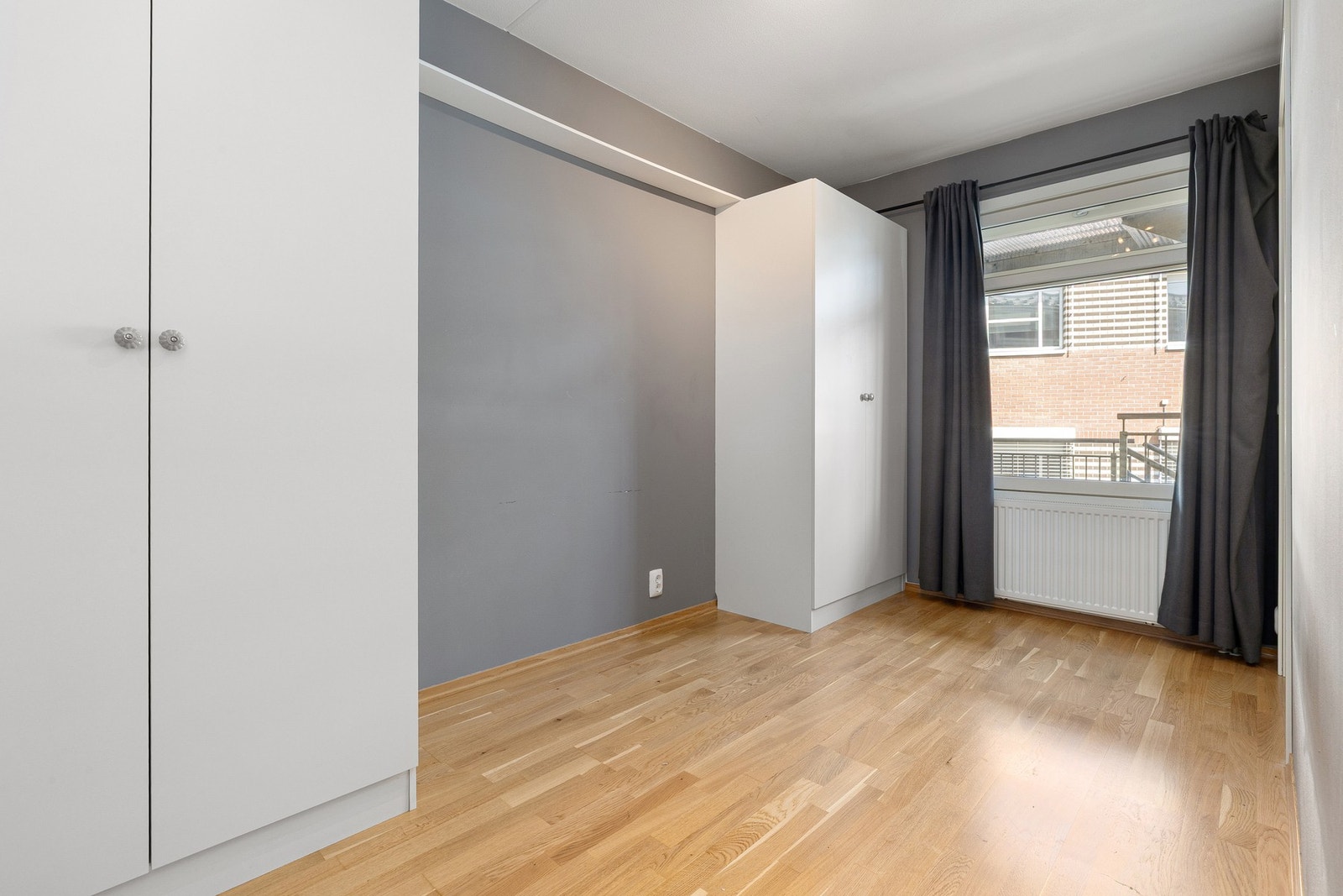 Soverommet er malt i behagelige fargetoner som er kombinert med trestavs eikeparkett. Galleribilde