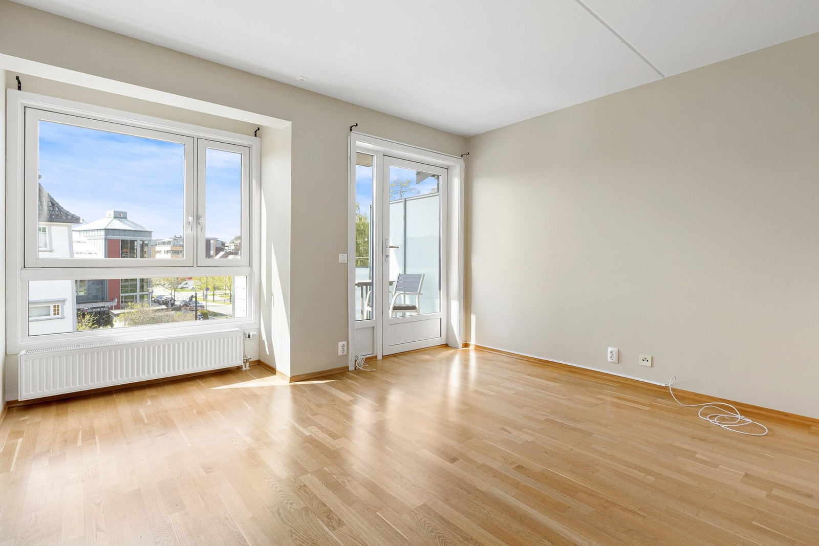 Stuen har lysmalte vegger, trestavs eikeparkett og store vindusflater som slipper inn rikelig med naturlig lys. Galleribilde