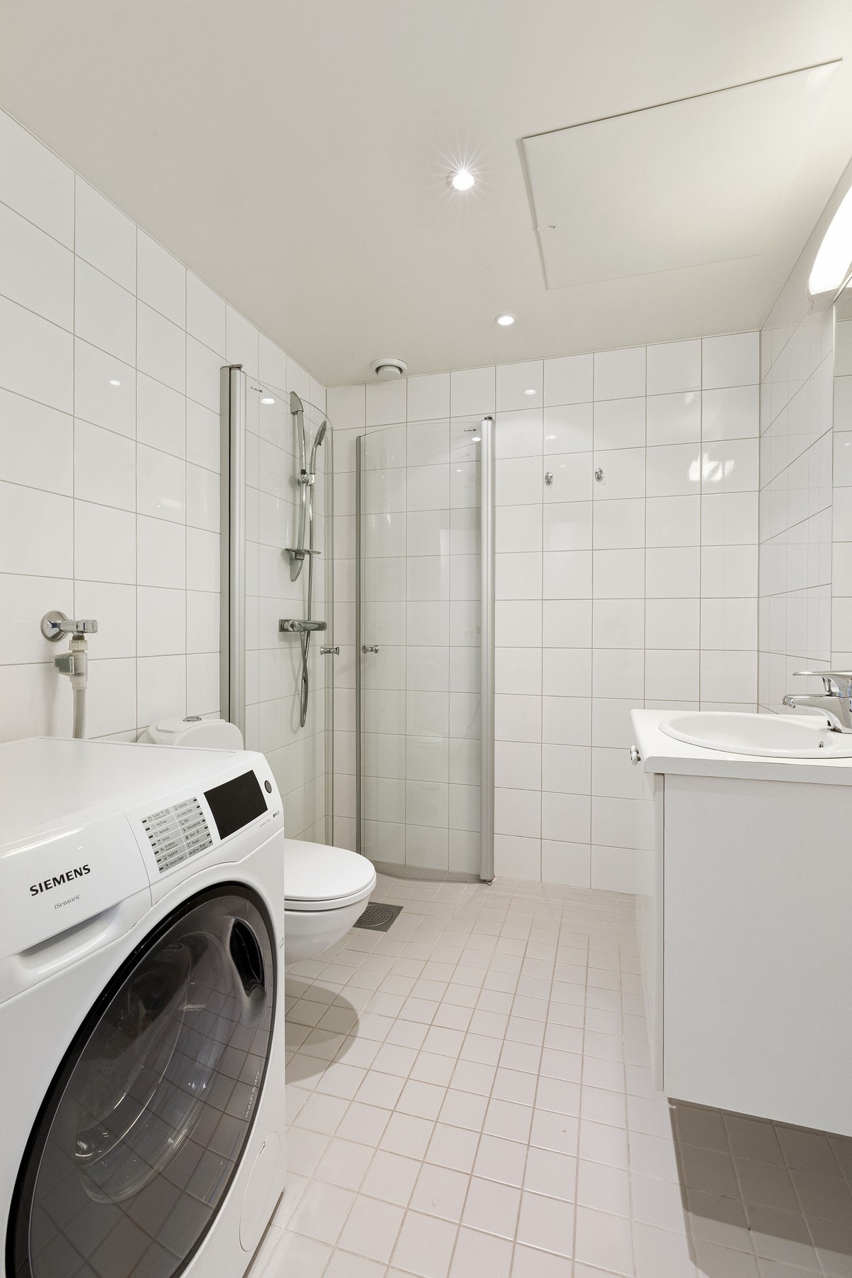 Badet har flislagte vegger- og gulv, varmekabler og innfelt downlights. Galleribilde