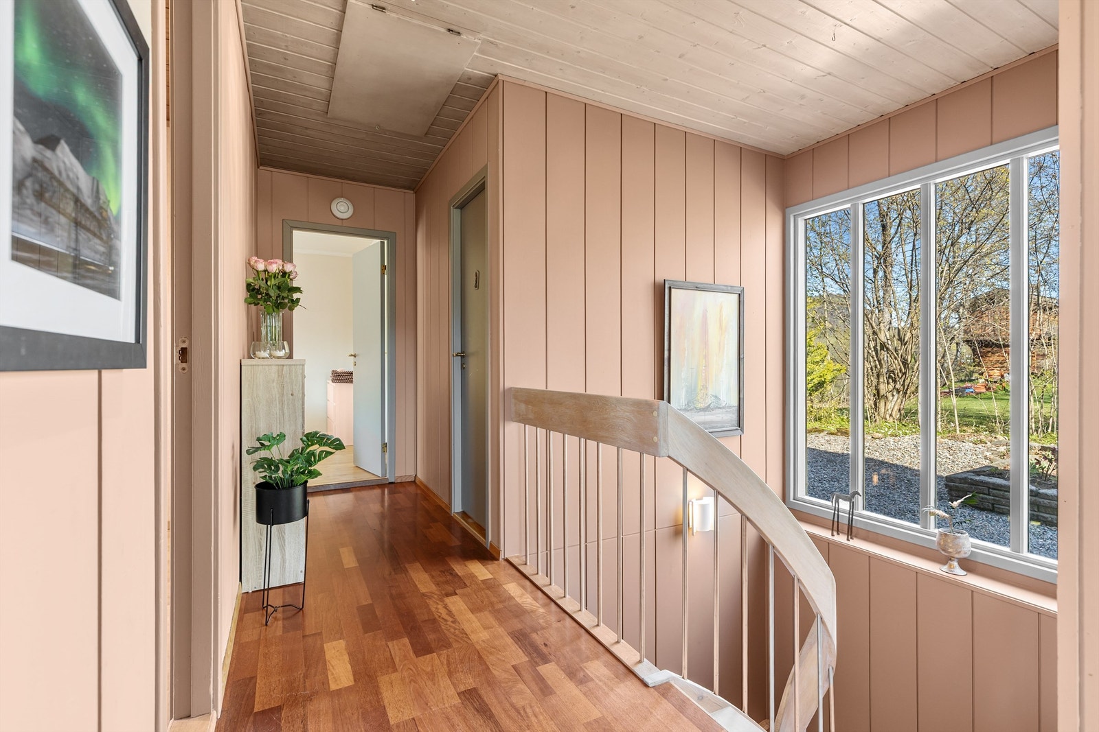 Fra gangen / hallen går trappen ned til boligens underetasje. Galleribilde