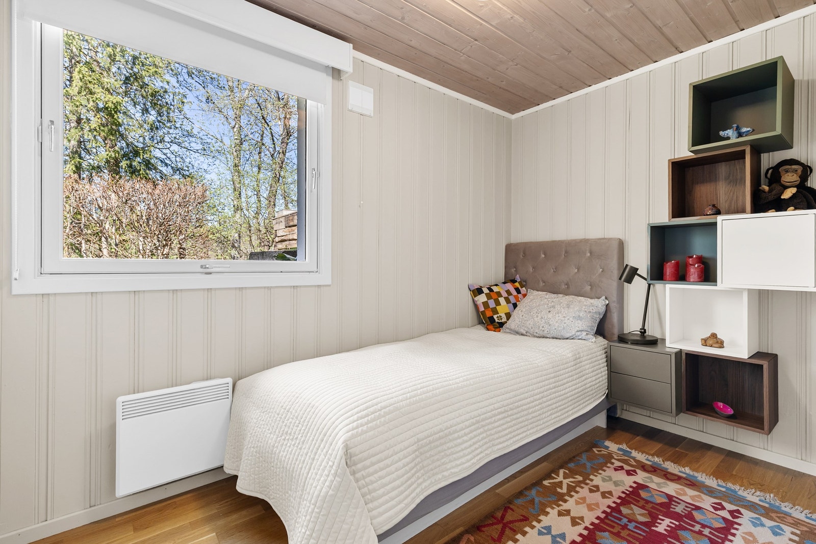 Disponibelt rom (soverom 4 på plantegningene) innredet som soverom. Rommet er byggemeldt som bod/disp.rom og er ikke godkjent for varig opphold. Galleribilde