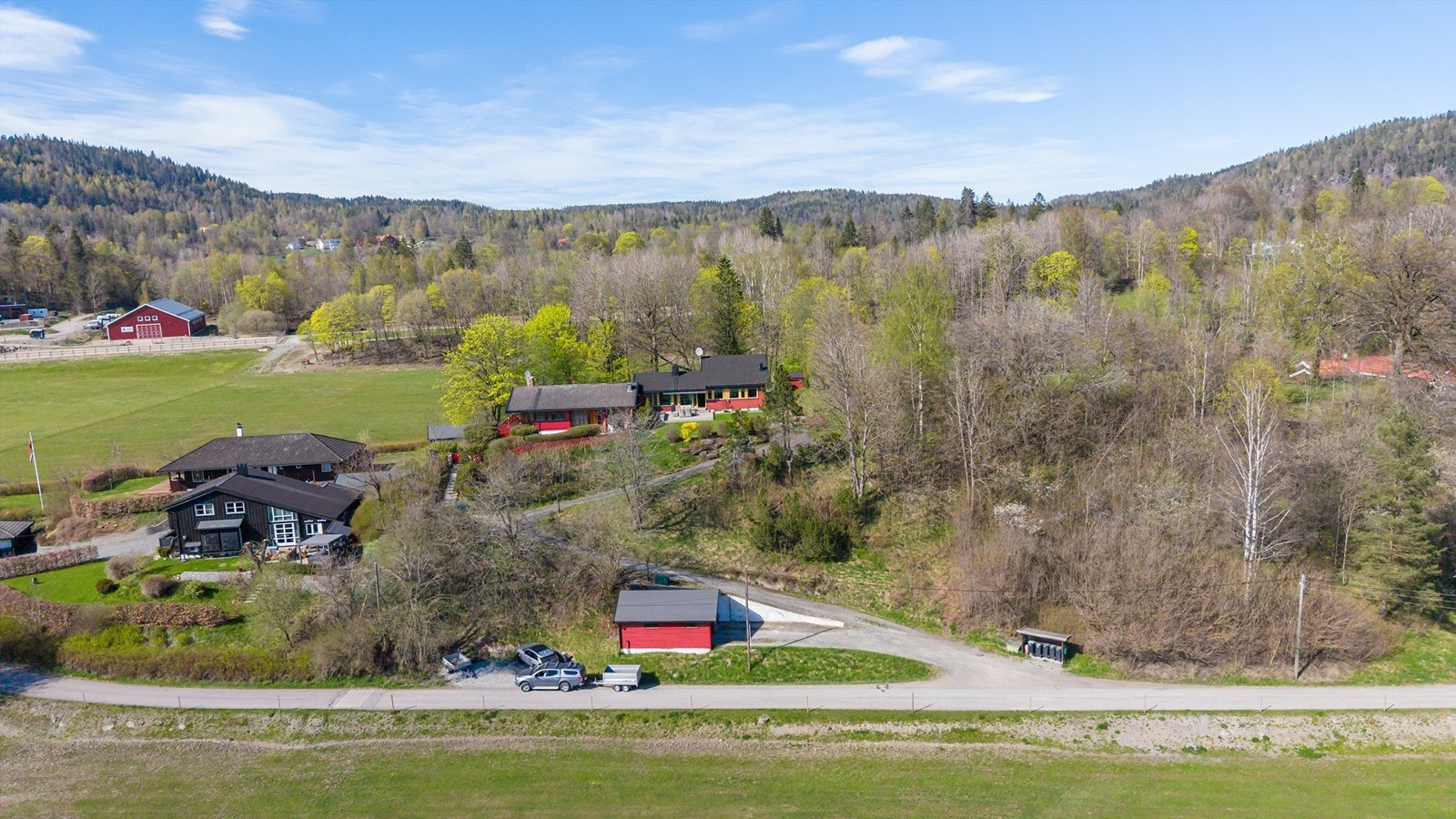 Nedre berg vei 9 ligger praktisk til med kort vei til Asker sentrum. Dette er et populært og ettertraktet boområde, og leiligheten sogner til Jansløkka og Solvang skole. Galleribilde