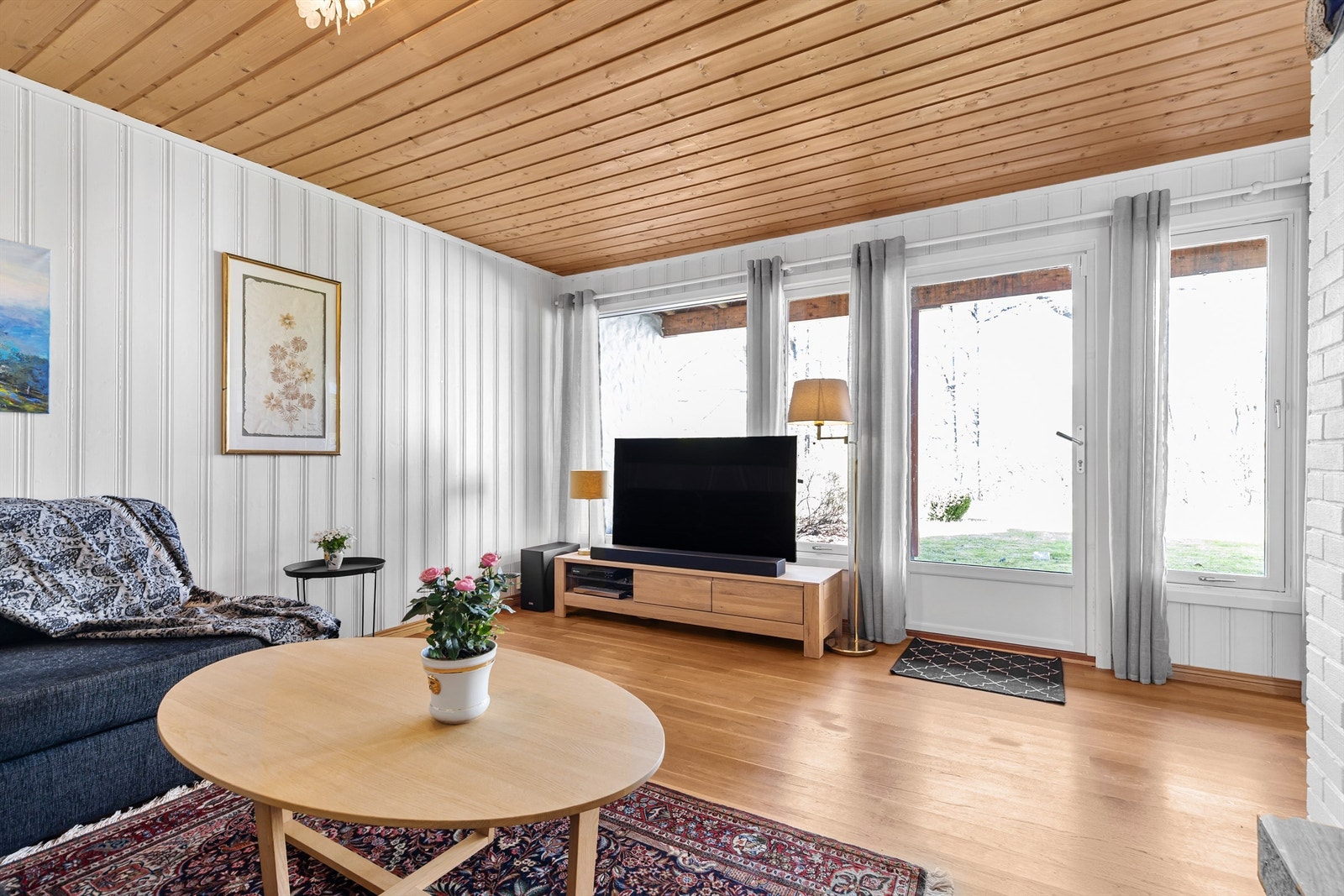 Fra peisstuen er det utgang til hagen. Galleribilde