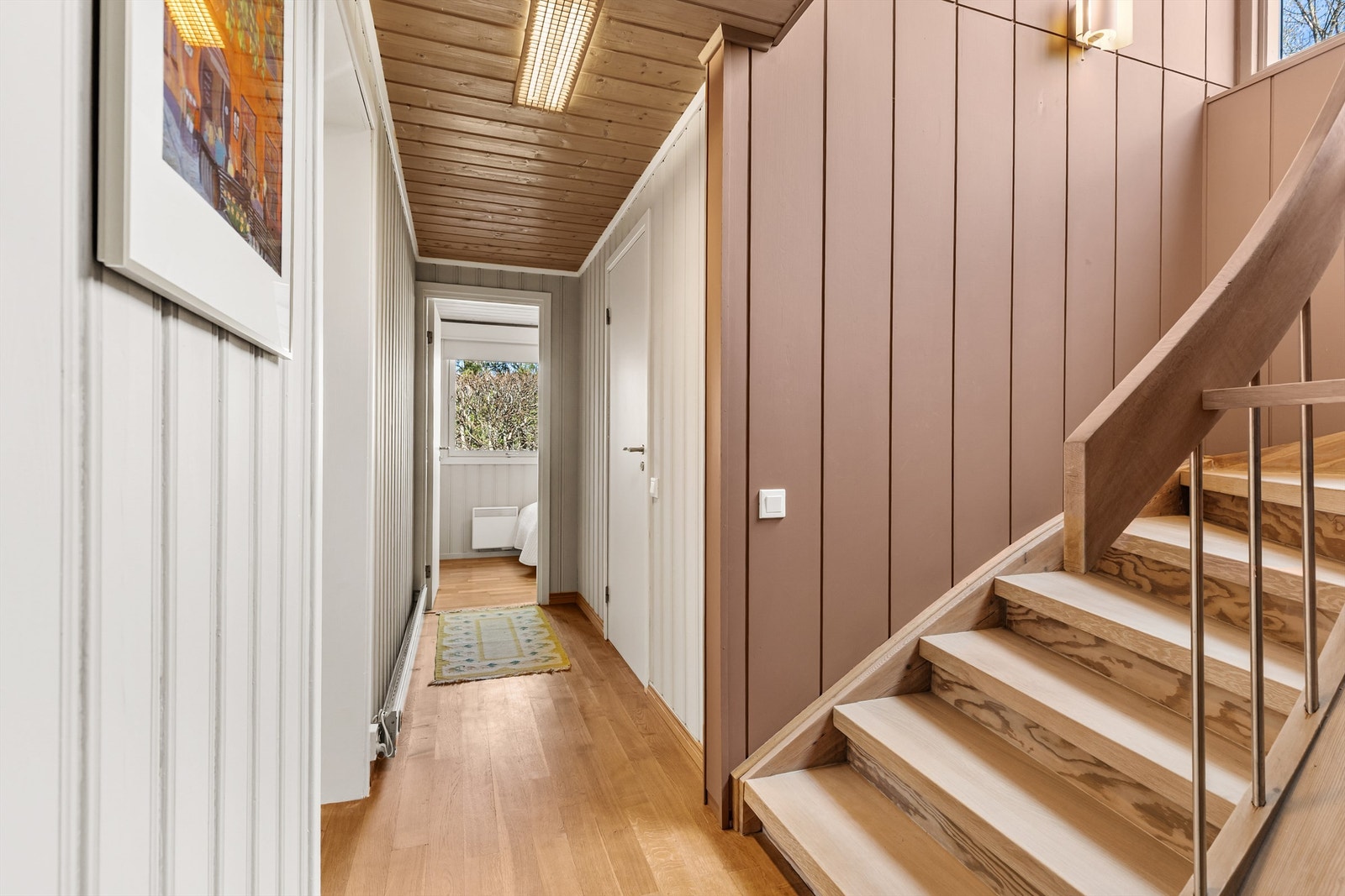 Nede i underetasjen kommer du til gangen som går videre til alle etasjens rom. Galleribilde