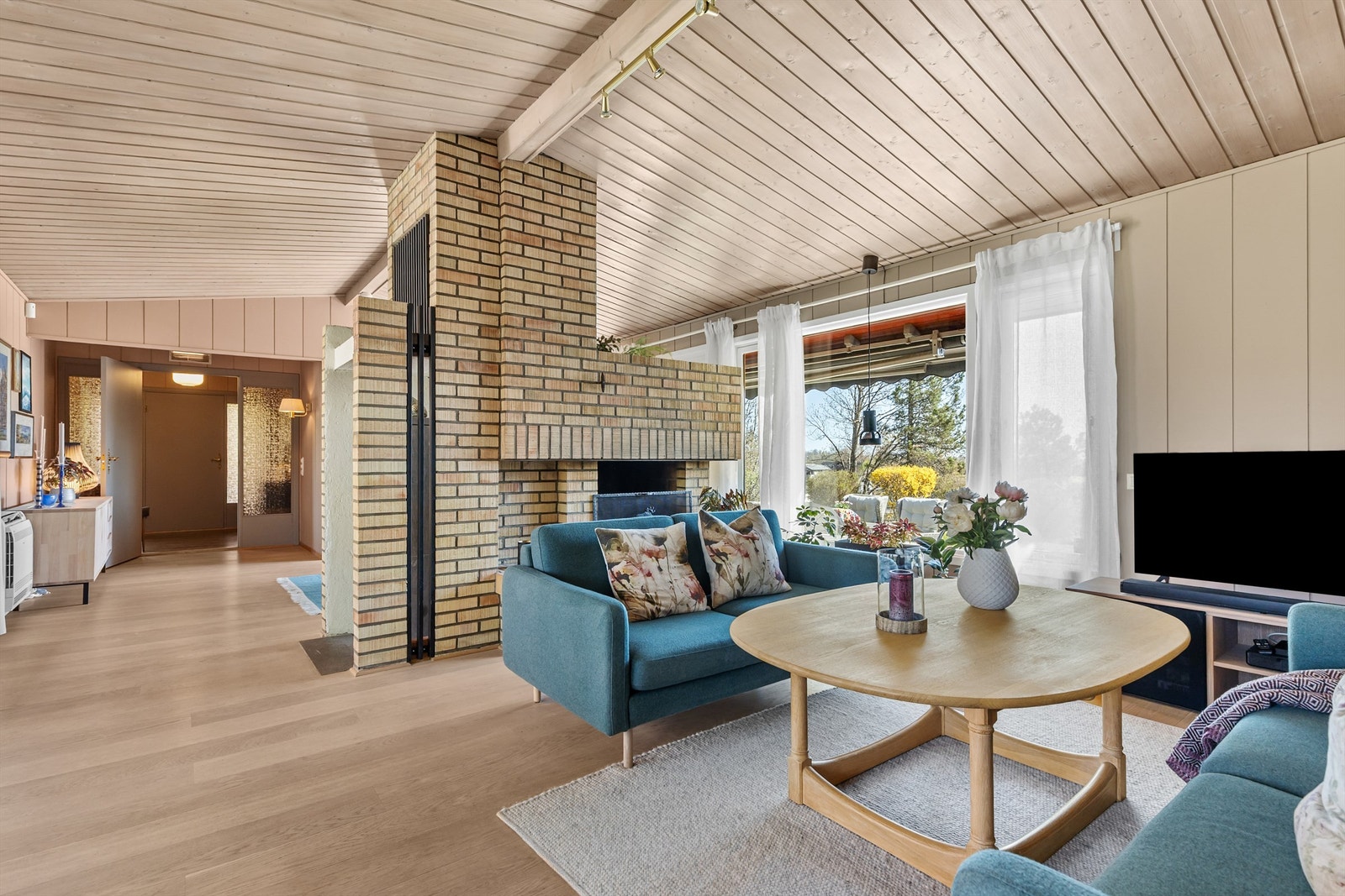 Stue med god plass til sittegruppe og TV-område. Delvis åpen løsning mot spisestuen. Galleribilde