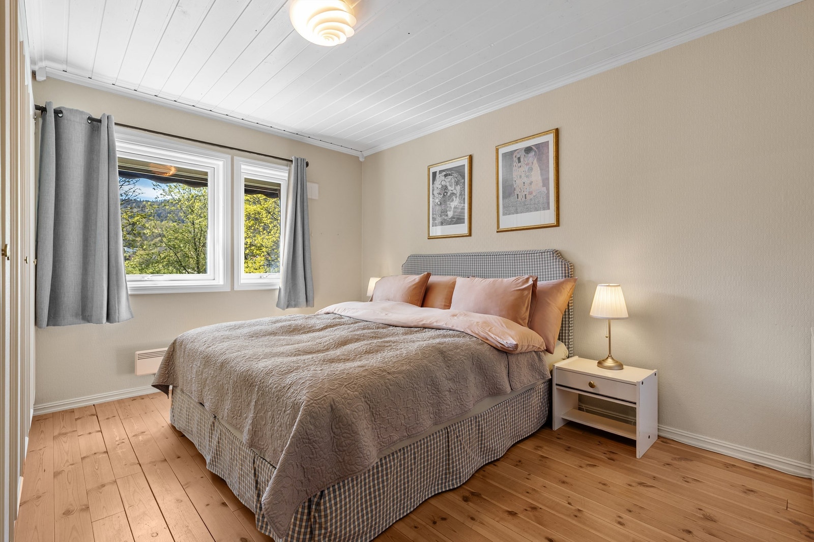 I 1.etasje er det to soverom. Hovedsoverommet er av god størrelse og har plass til dobbeltseng med nattbord på hver side. Her er det et stort, integrert garderobeskap. Galleribilde
