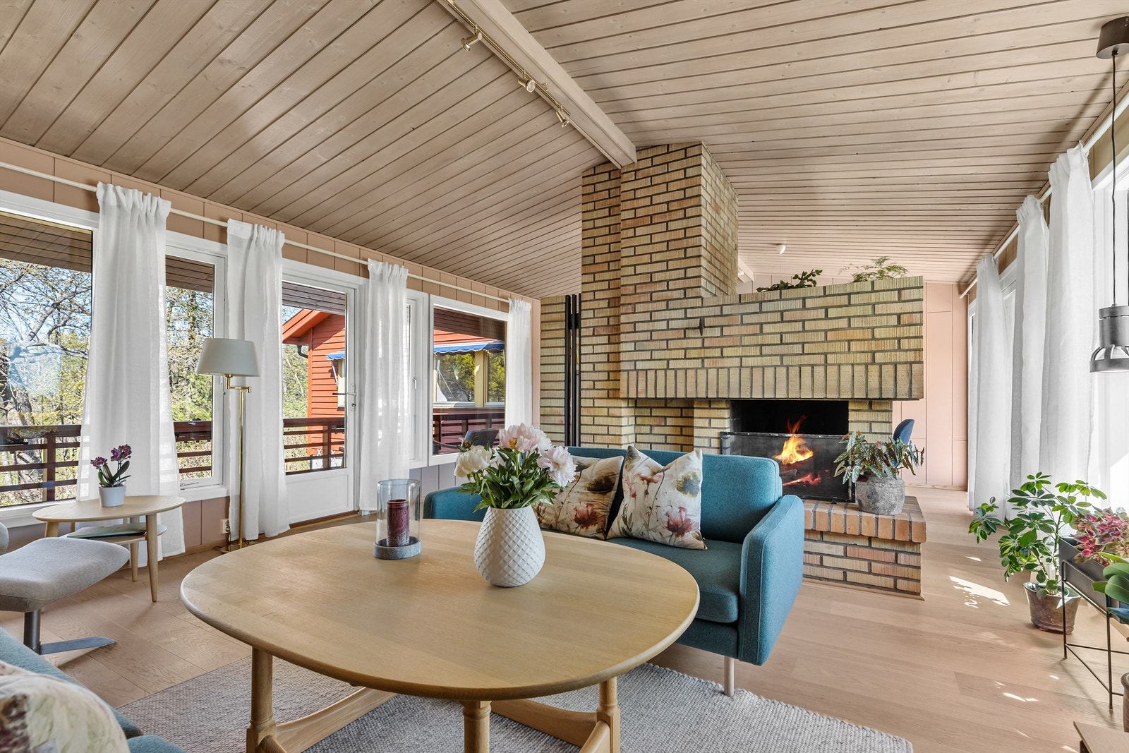 D
et er en moderne peisovn og en åpen, innebygd peis i stuen for ekstra varme og hygge på kjølige dager. Galleribilde