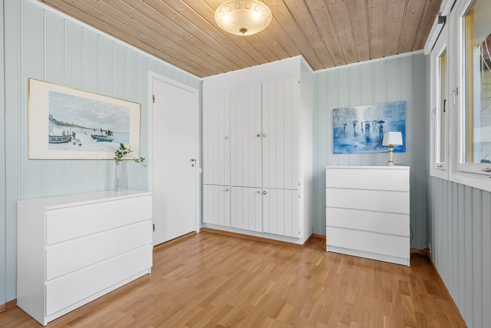I underetasjen er det ett stort soverom med god plass til stor seng og garderobeskap. Galleribilde