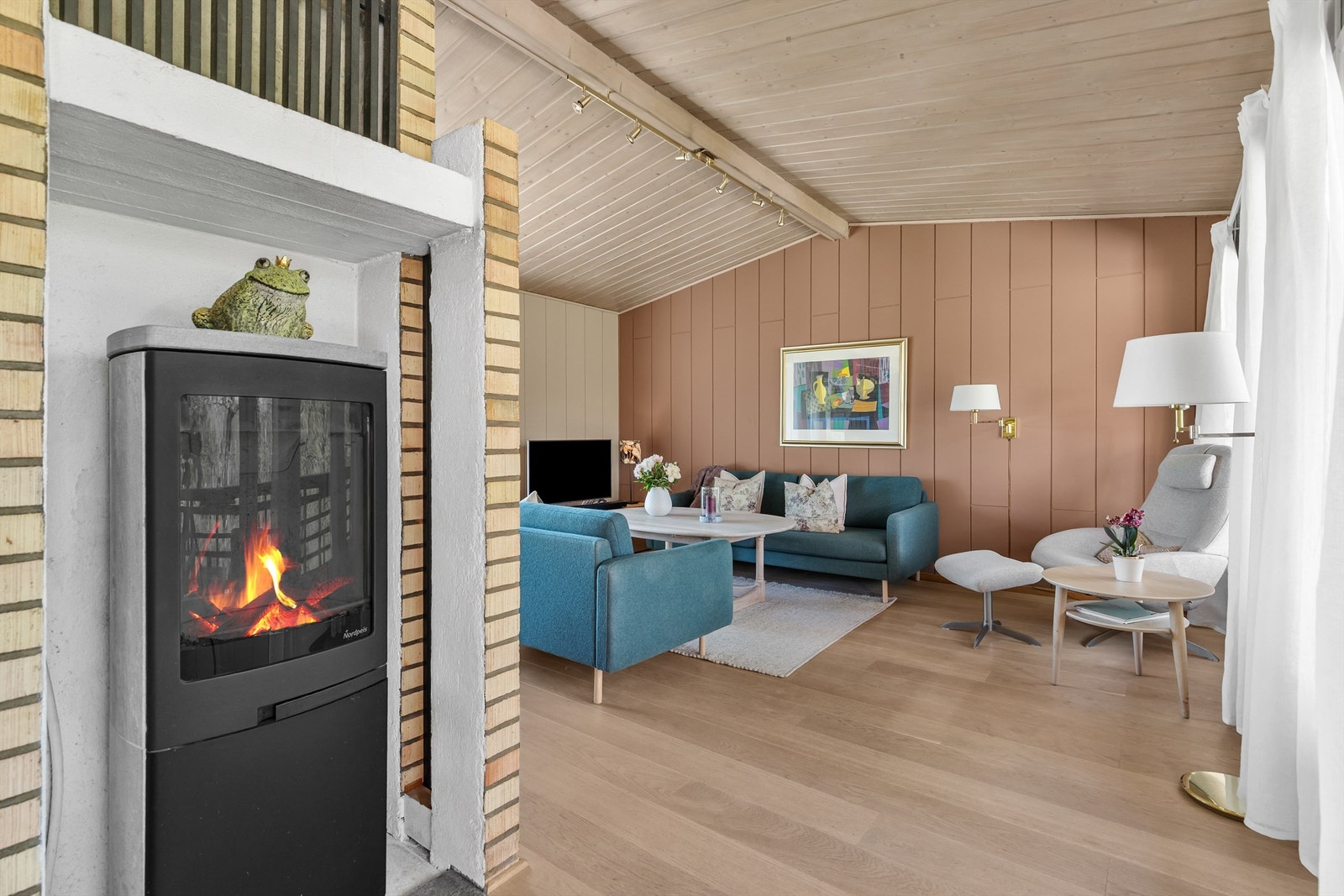 Det er en moderne peisovn og en åpen, innebygd peis i stuen for ekstra varme og hygge på kjølige dager. Galleribilde