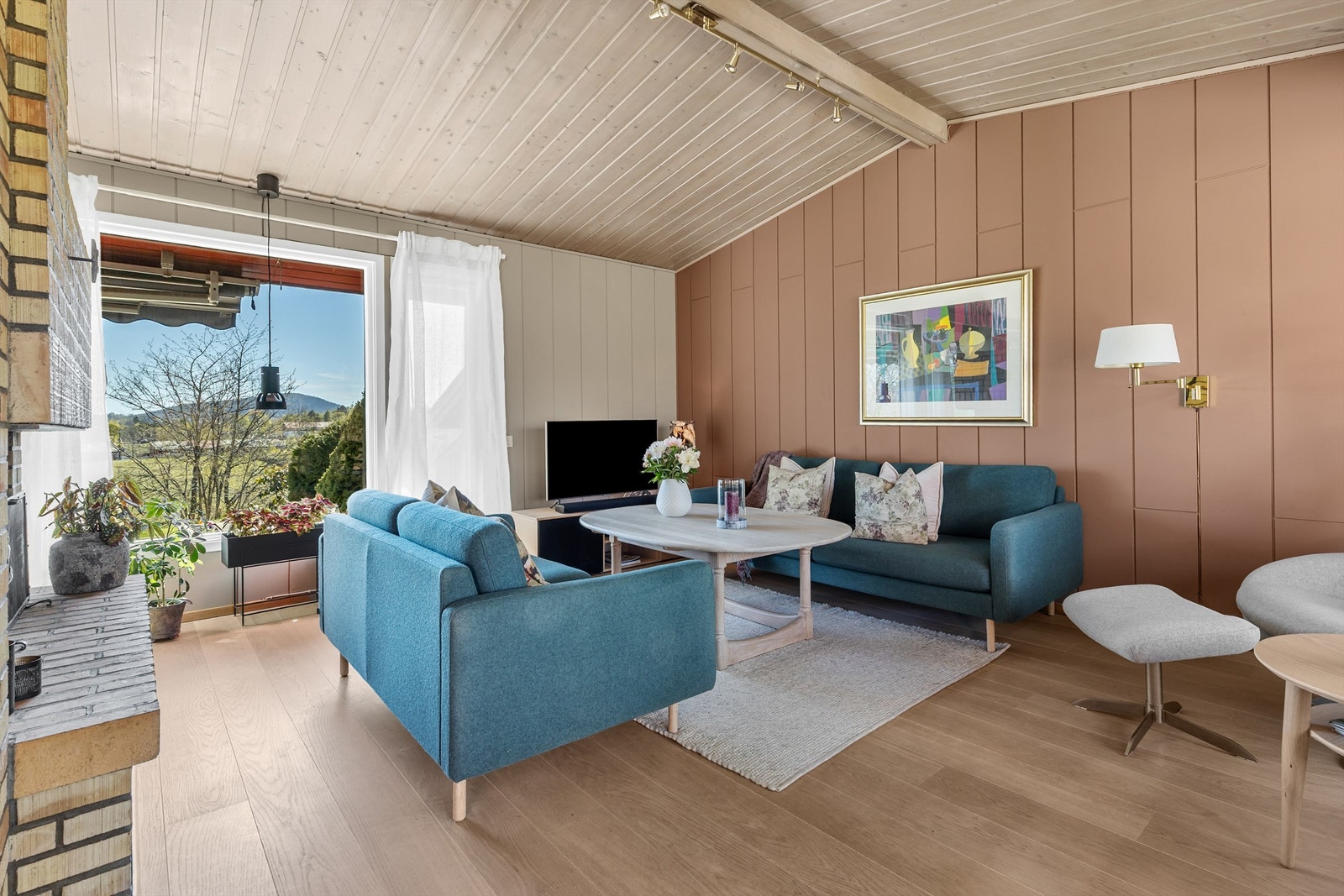 Stue med god plass til sittegruppe og TV-område. Delvis åpen løsning mot spisestuen. Galleribilde