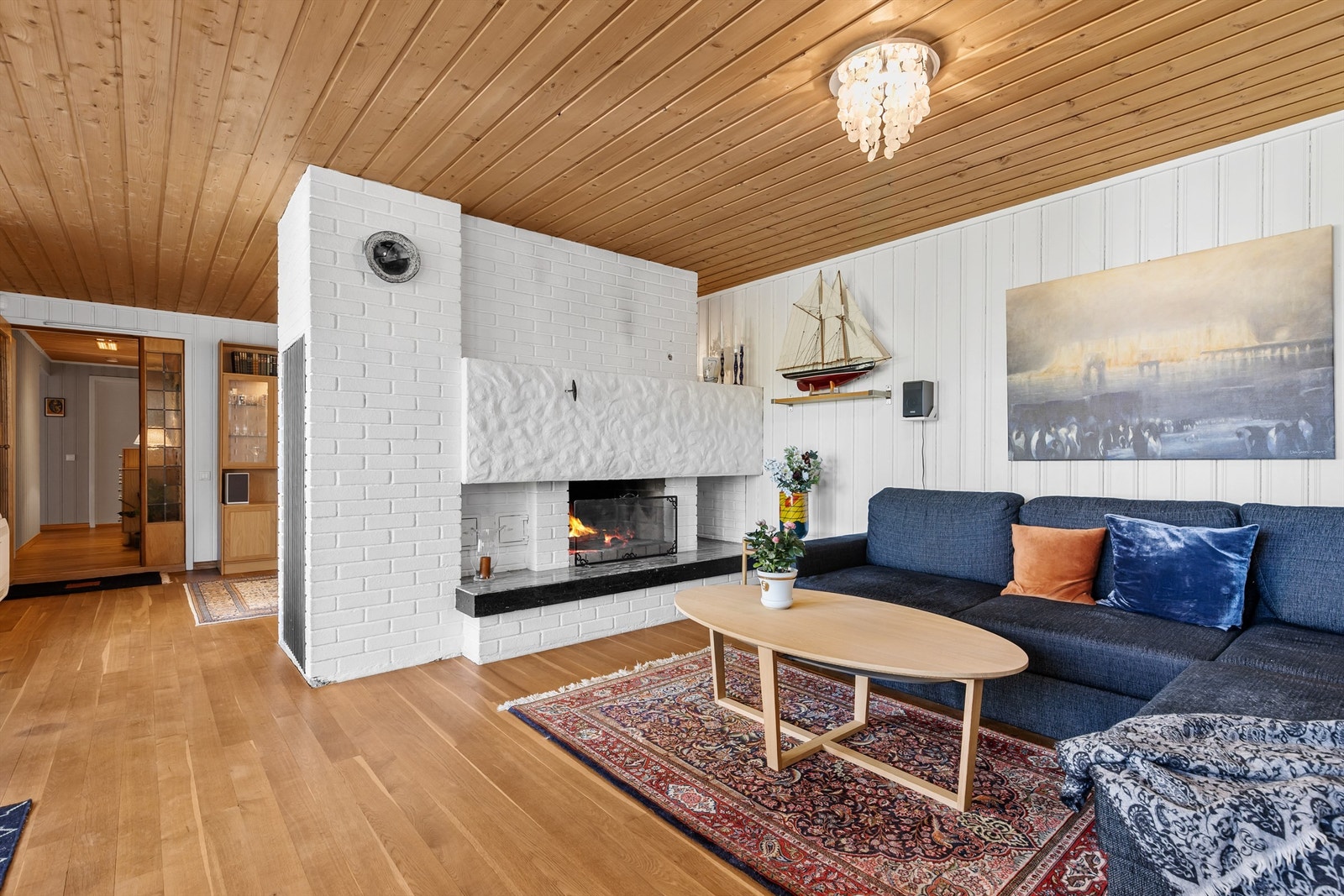 Peisstue med koselig åpen peis og plass til sittegruppe og TV-område om ønskelig. Galleribilde