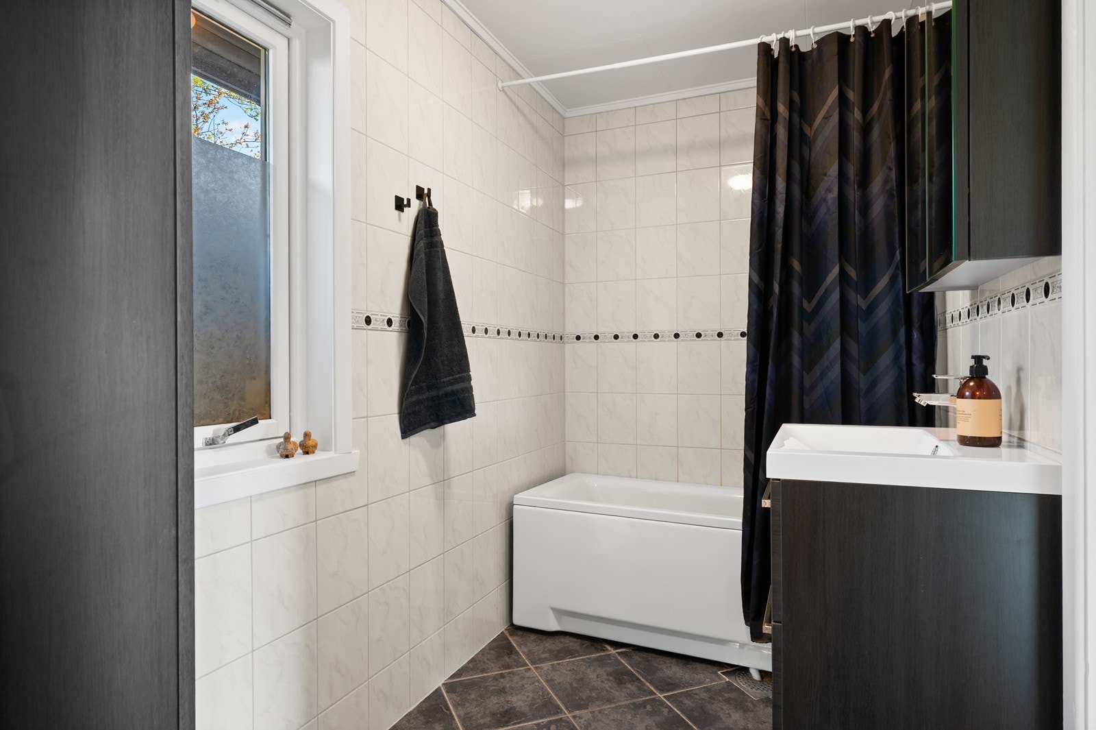 Bad med badekar og dusjmulighet Galleribilde