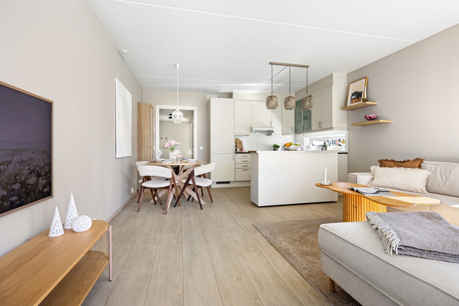 Rommet har plass til en romslig sofaseksjon med tilhørende møblement, samtidig som det er naturlig plass til spisebord - perfekt for både hverdagsmiddager og hyggelige sammenkomster. Galleribilde