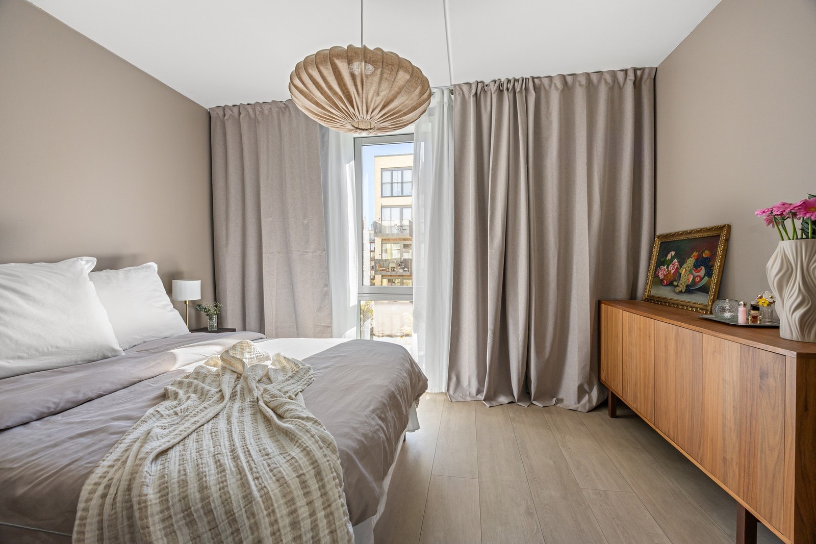 Luftig og fint soverom med god plass til dobbeltseng med tilhørende nattbord på hver side, samt øvrig møblement. Galleribilde