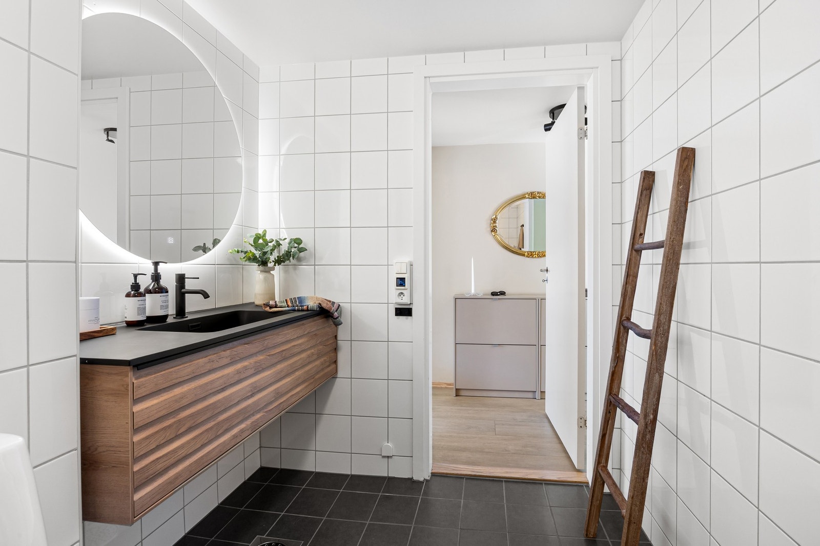 Badet ble oppgradert med nytt servantskap i 2023, og nye dusjdører og armatur i 2024. Galleribilde