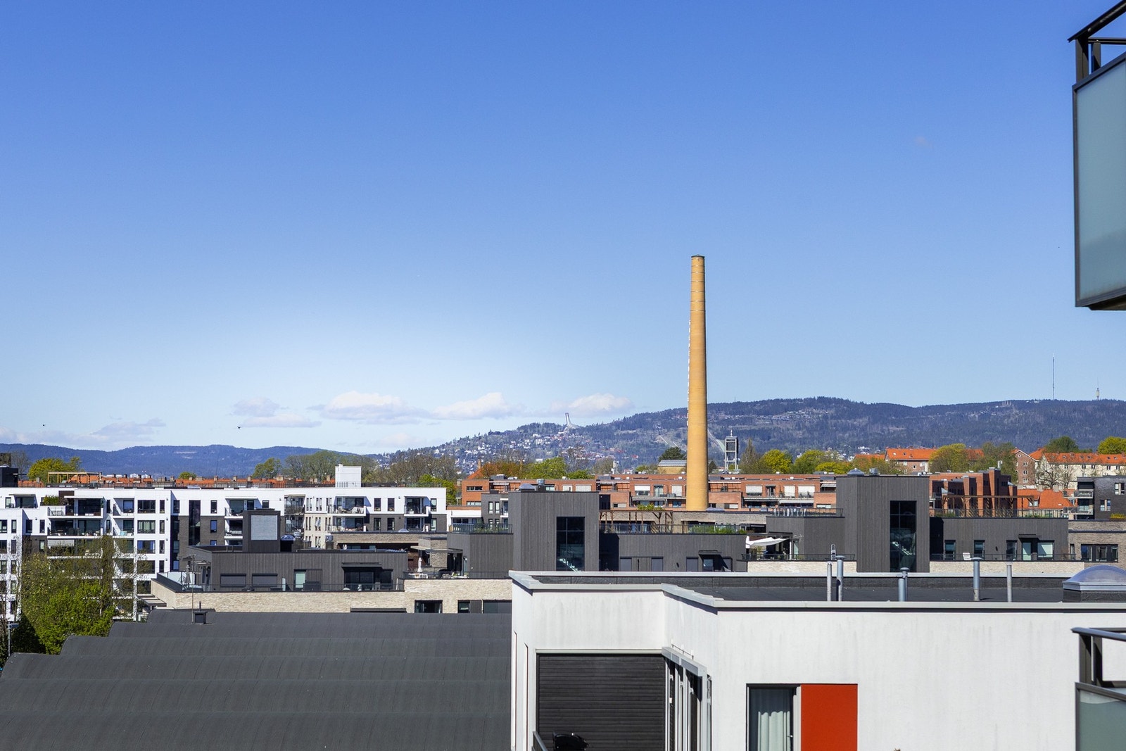 Balkongen vender mot sydvest og meget gode solforhold, samt en fin utsikt mot Holmenkollen. Galleribilde