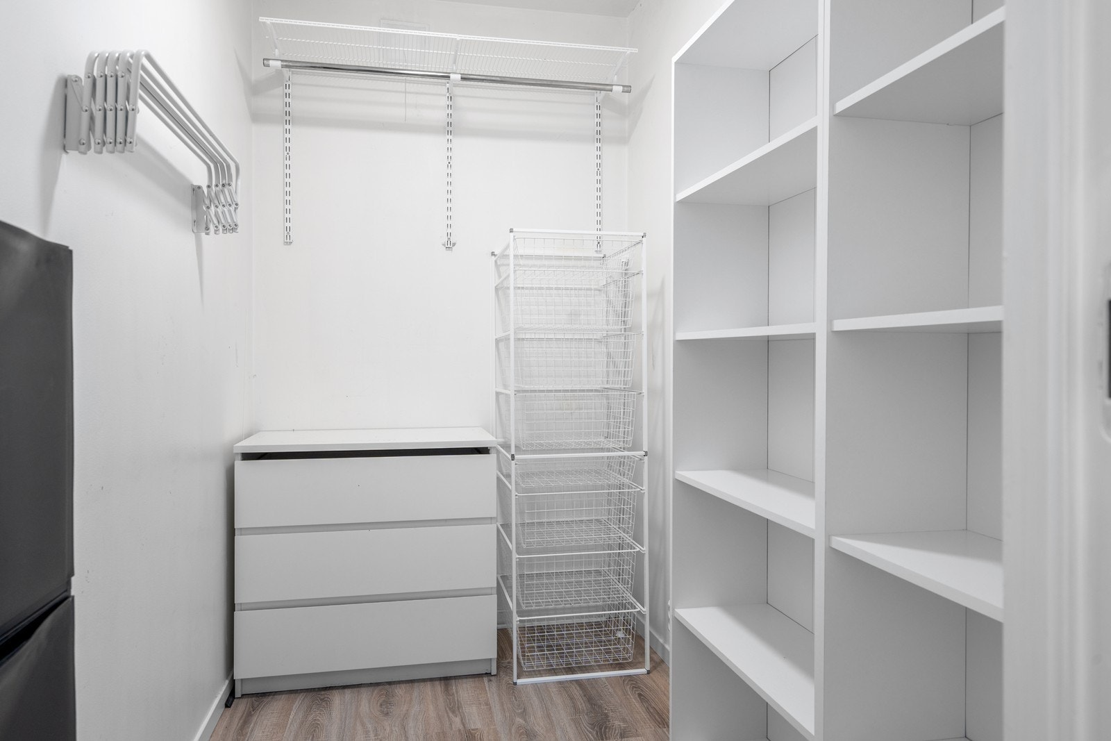 Fra gangen er det adkomst til en stor bod/garderobe som gir ekstra oppbevaringsplass Galleribilde