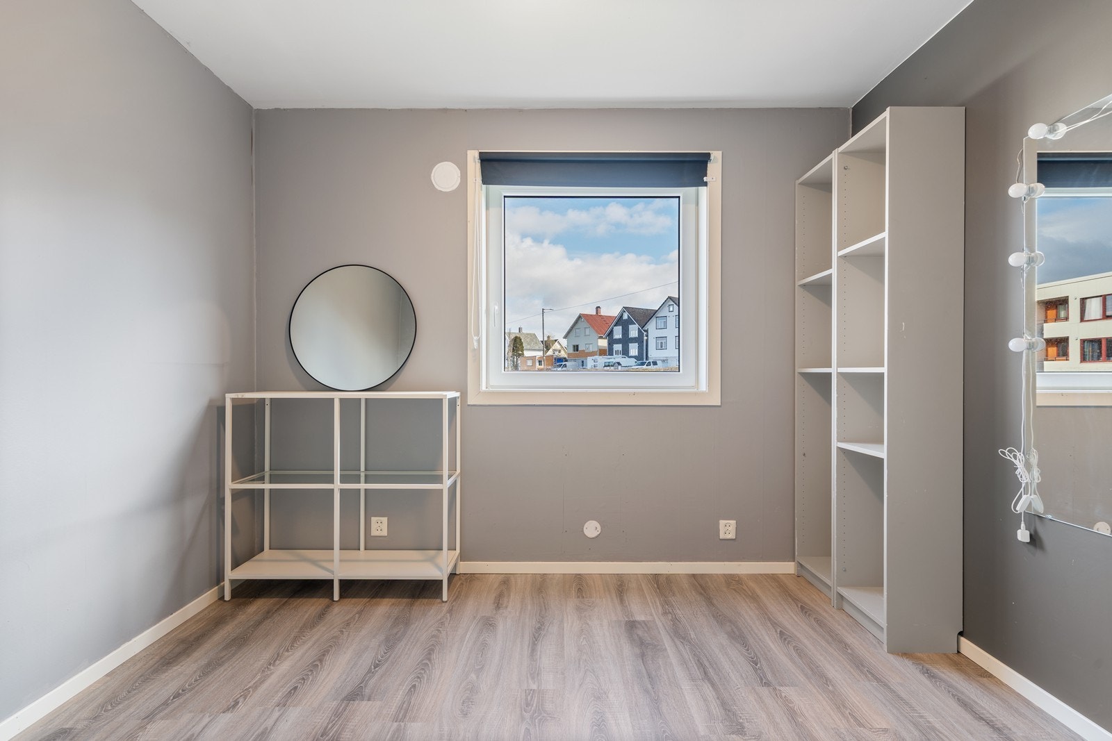 Leiligheten har et romslig soverom med plass til dobbeltseng og garderobeløsning Galleribilde