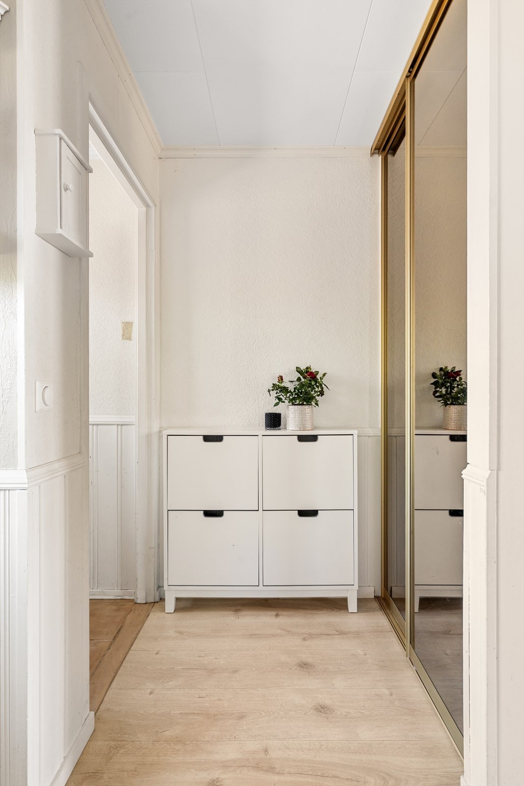 Lys entré med plass til oppheng av klær og skoskap. Her er det også god lagringsplass i en skyvedørsgarderobe med speilfronter. Galleribilde
