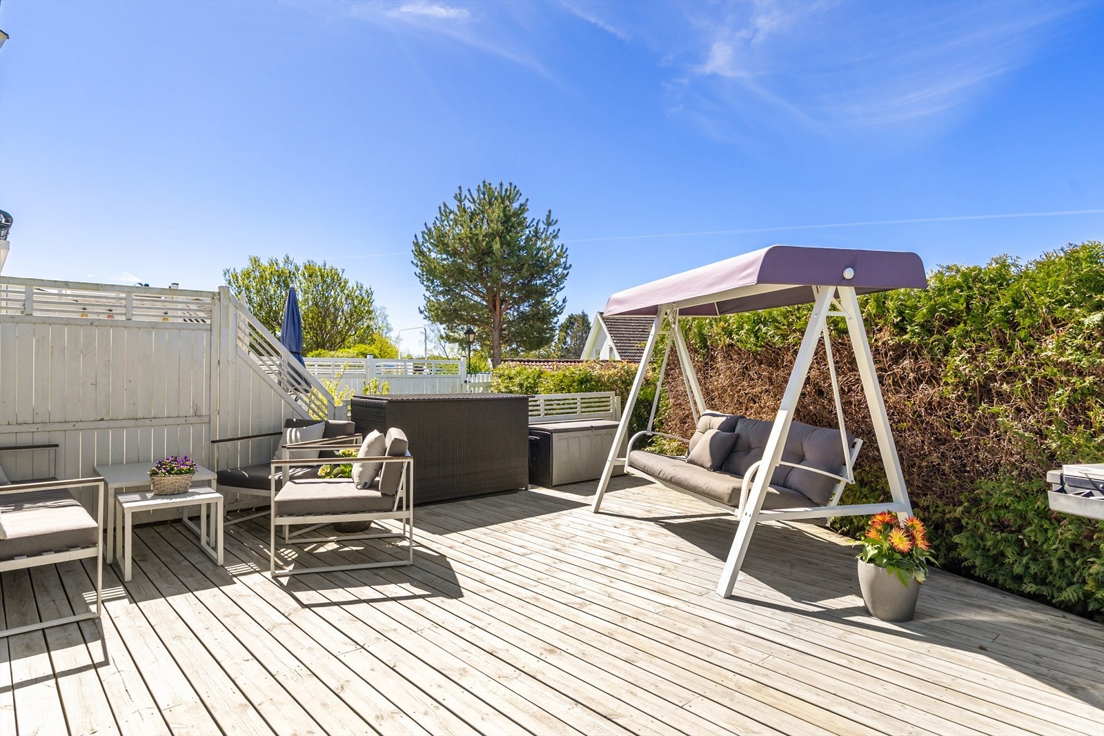 Fra stuen er det utgang til en herlig, vestvendt terrasse på hele 31 kvm med svært gode solforhold. Galleribilde