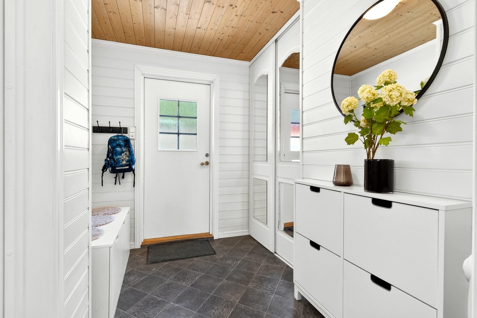 Velkommen inn! Gang med skyvedørsgarderobe, mulighet for flere møblerings løsninger og varmekabler i gulv. Galleribilde