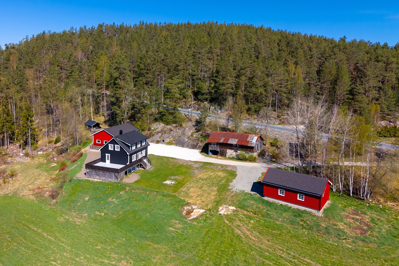 På eiendommen er det oppført et våningshus, fjøs/stall, stor garasje, stabbur og en eldre driftsbygning. Galleribilde