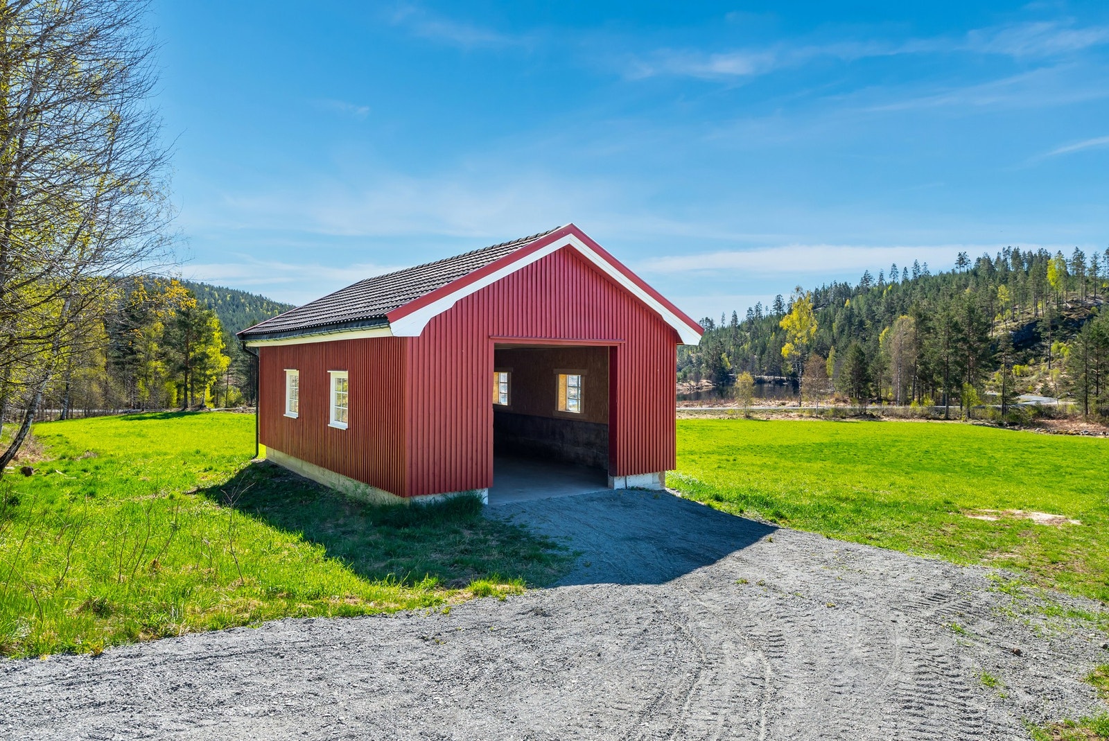 Frittstående driftsbygg oppført i 2016 med gode bruksmuligheter. Bygget egner seg godt til hestehold/dyrehold. Galleribilde