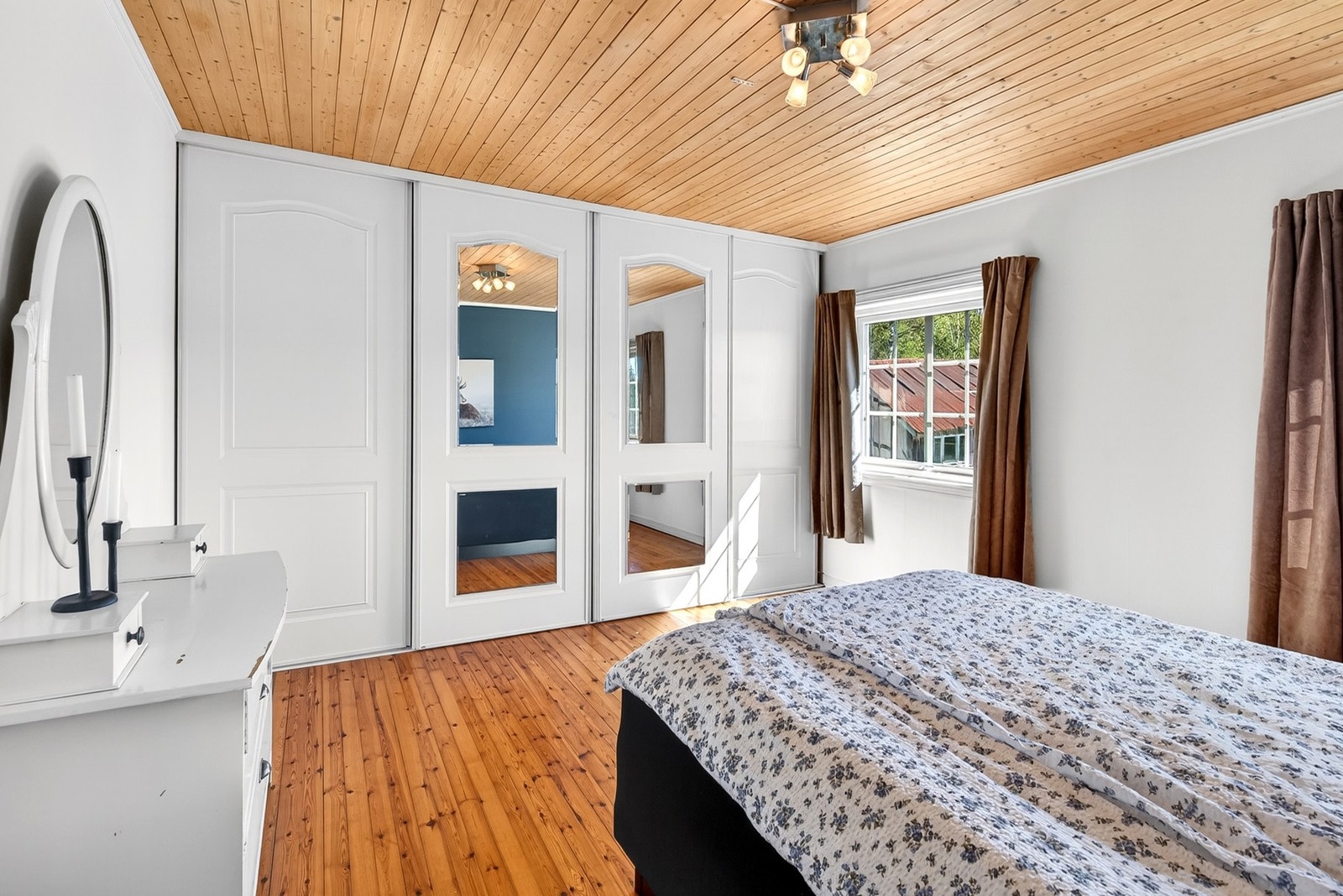 Stor skyvedørsgarderobe med speil i dører som er både praktisk og som gir en god romfølelse. Galleribilde