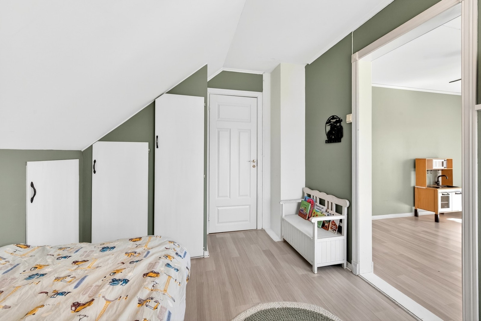 Innebygd garderobe som gir effektiv utnyttelse av plassen. Galleribilde