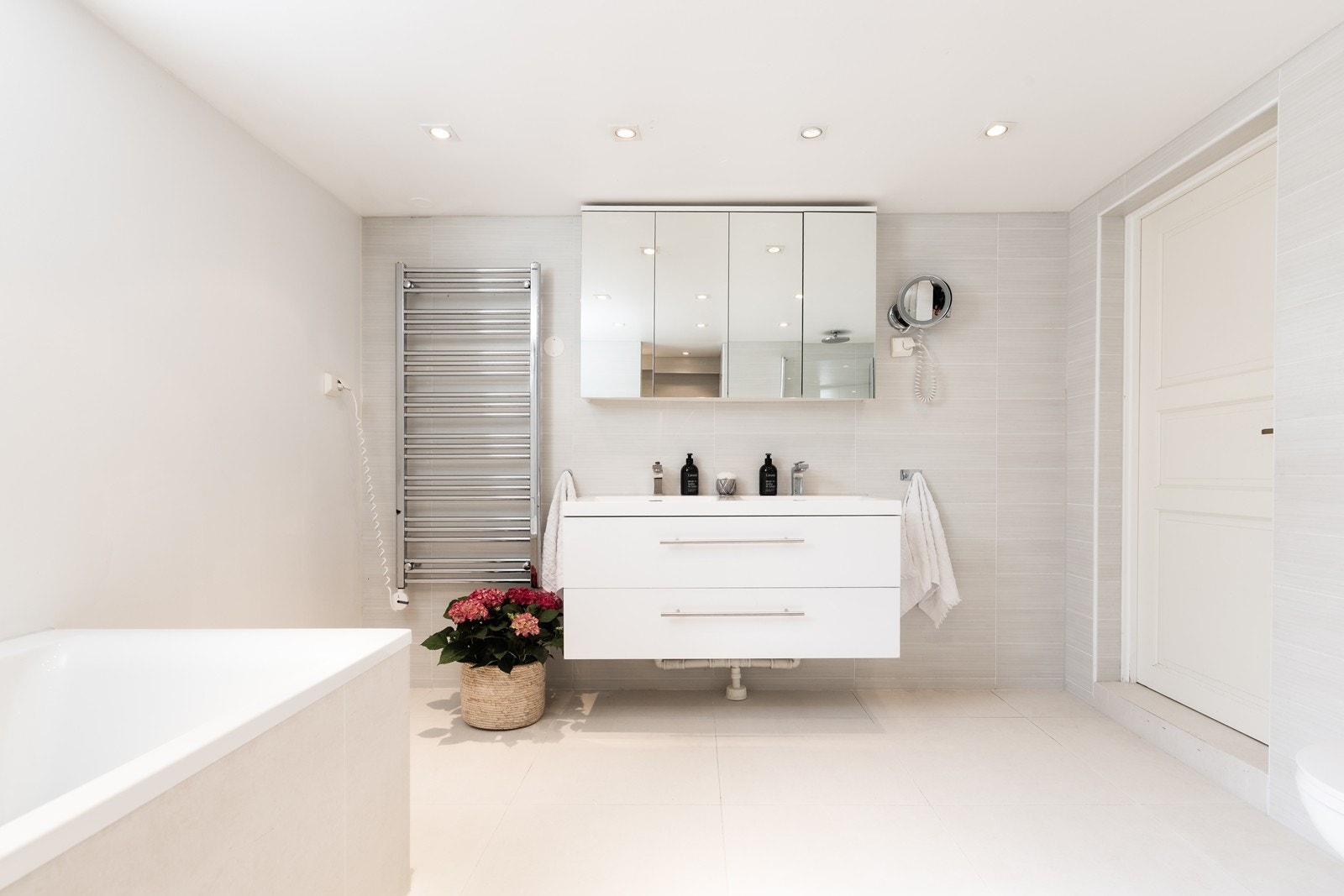 Badet har rikelig med ekstra plass ved behov for dette. Galleribilde