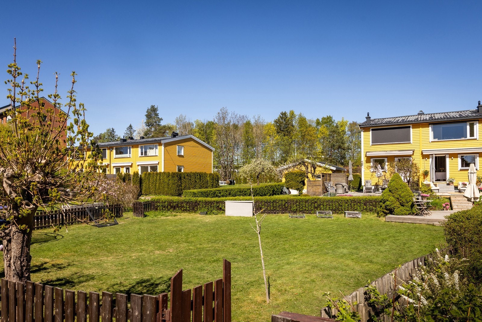 Rekkehus med stor solrik hage, sol hele dagen, felles tennisbane og volleyballnett, samt felles partytelt hvis man skal ha fest. Trygg skolevei til Snarøya skole. Galleribilde